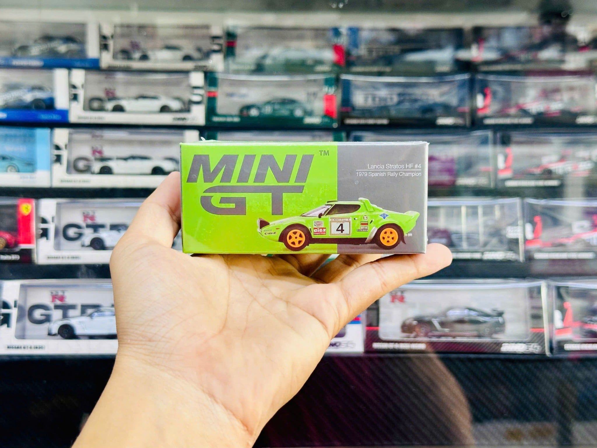  Mô hình xe Lancia Stratos HF #4 1979 Spanish Rally Champion tỉ lệ 1:64 MiniGT MGT01050-CH 