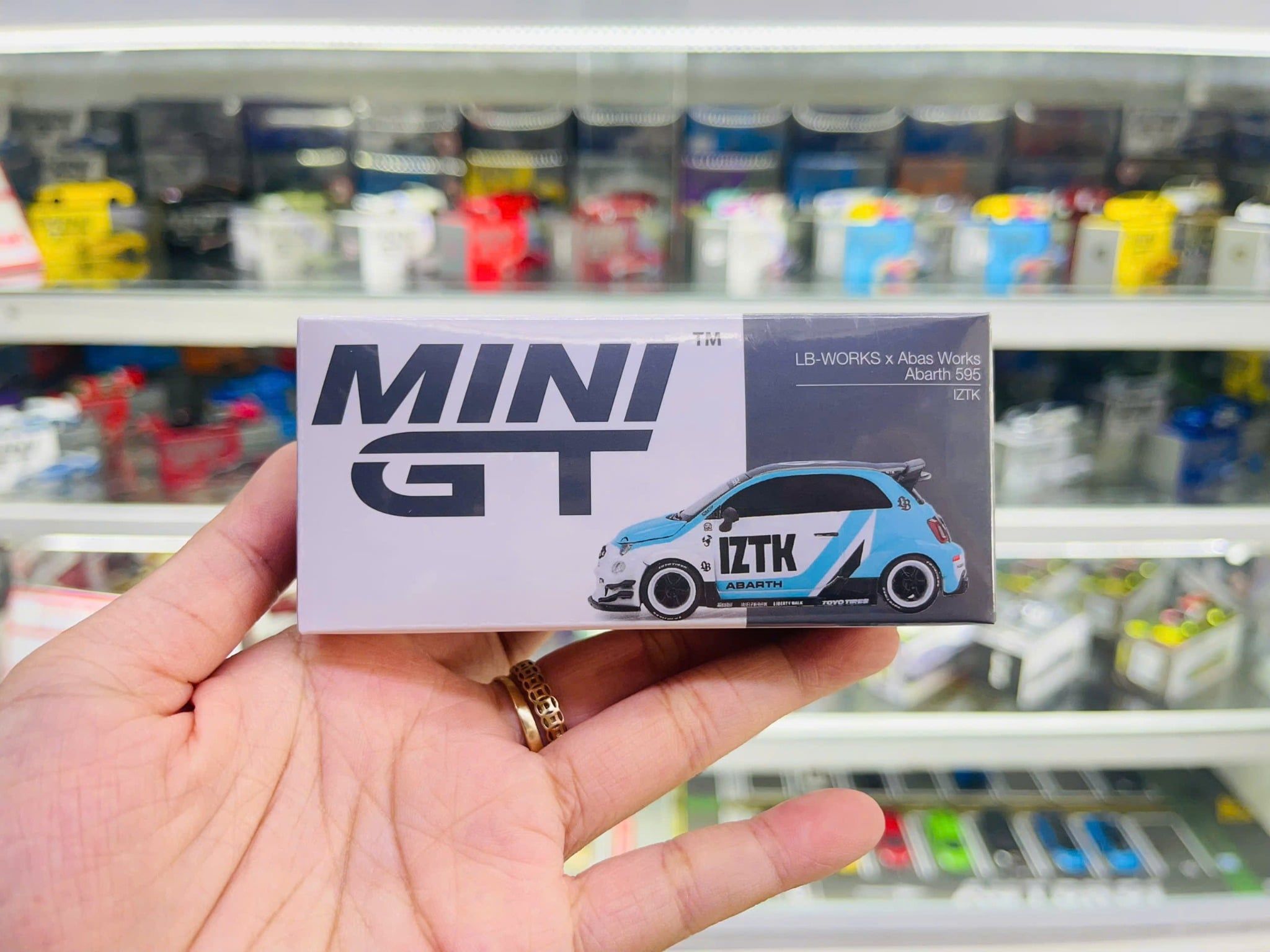  Mô hình xe Abarth 595 LB-WORKS x Abas Works IZTK tỉ lệ 1:64 MiniGT MGT01051-CH 