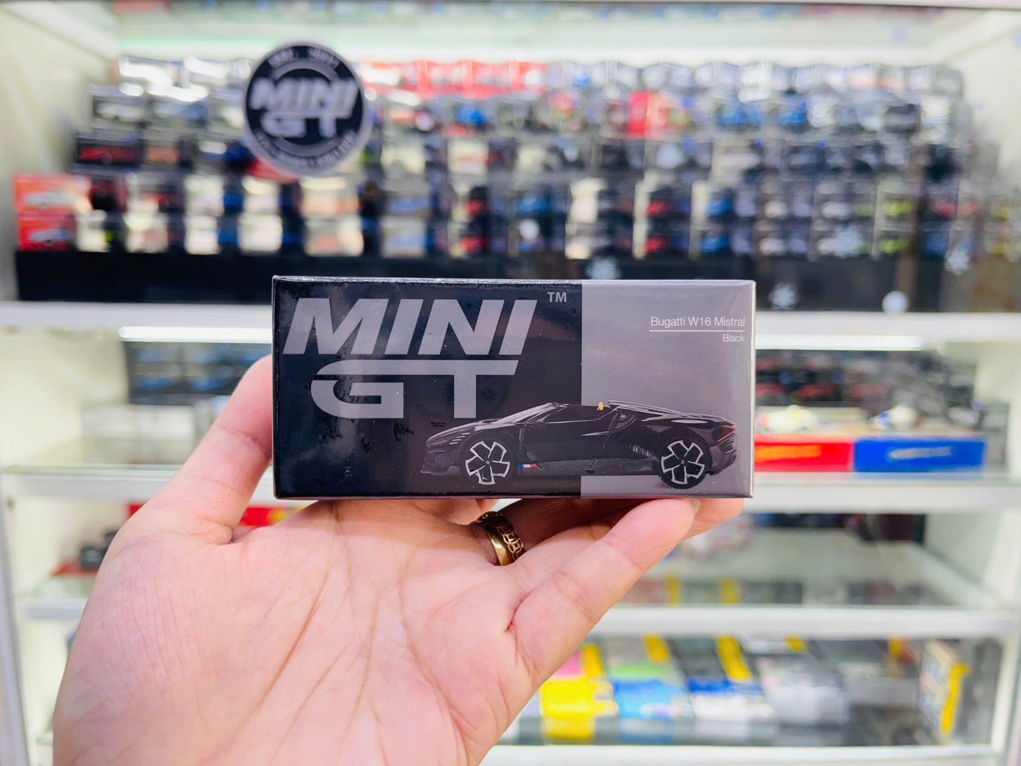  Mô hình xe Bugatti W16 Mistral Black tỉ lệ 1:64 MiniGT MGT01058 