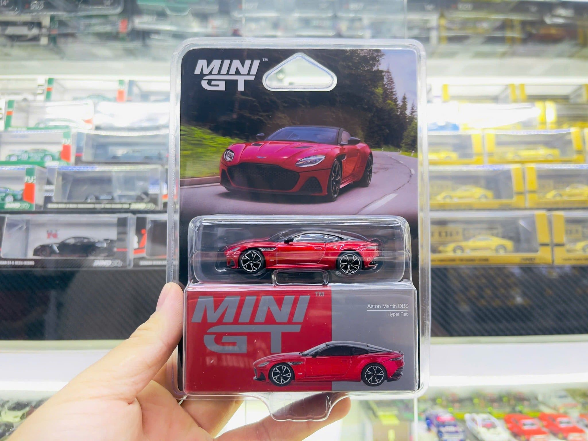  Mô hình xe Aston Martin DBS Hyper Red bản Card tỉ lệ 1:64 MiniGT MGT01065 