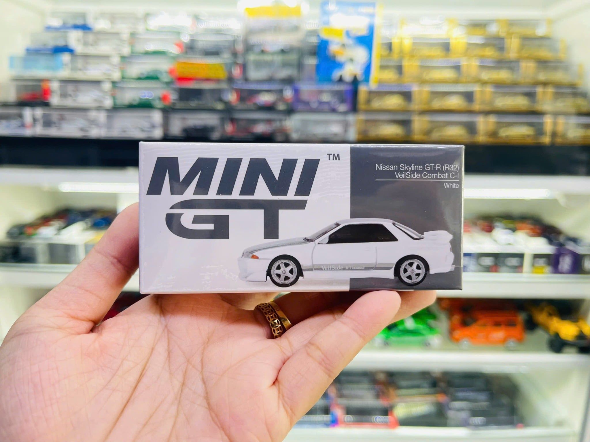  Mô hình xe Nissan Skyline GT-R (R32) VeilSide Combat C-I White tỉ lệ 1:64 MiniGT MGT01066 
