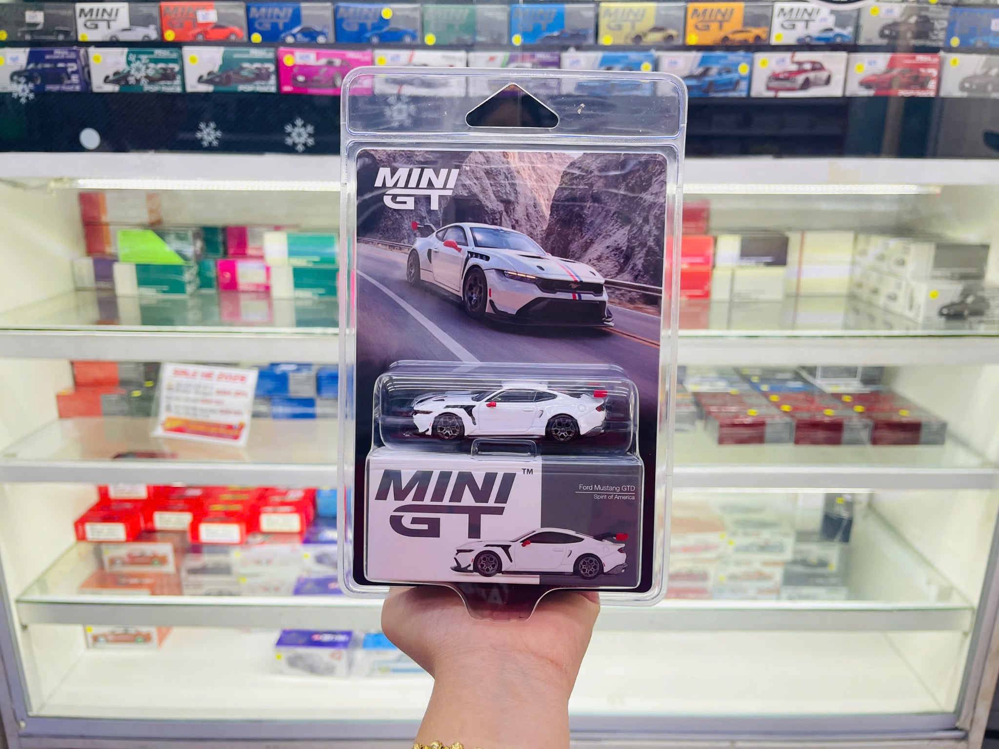  Mô hình xe ô tô Ford Mustang GTD Spirit of America bản card tỉ lệ 1:64 MiniGT MGT01097 HAVE CHASE CAR 