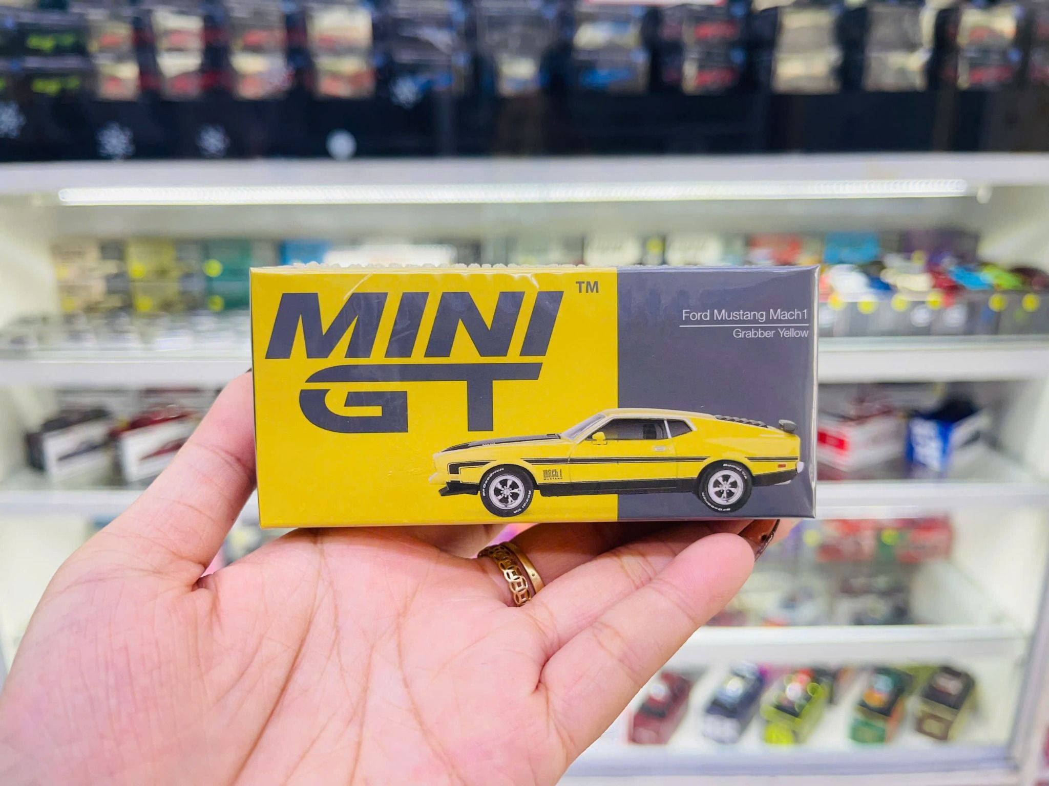  Mô hình xe Ford Mustang Mach1 Grabber Yellow tỉ lệ 1:64 MiniGT MGT01139 