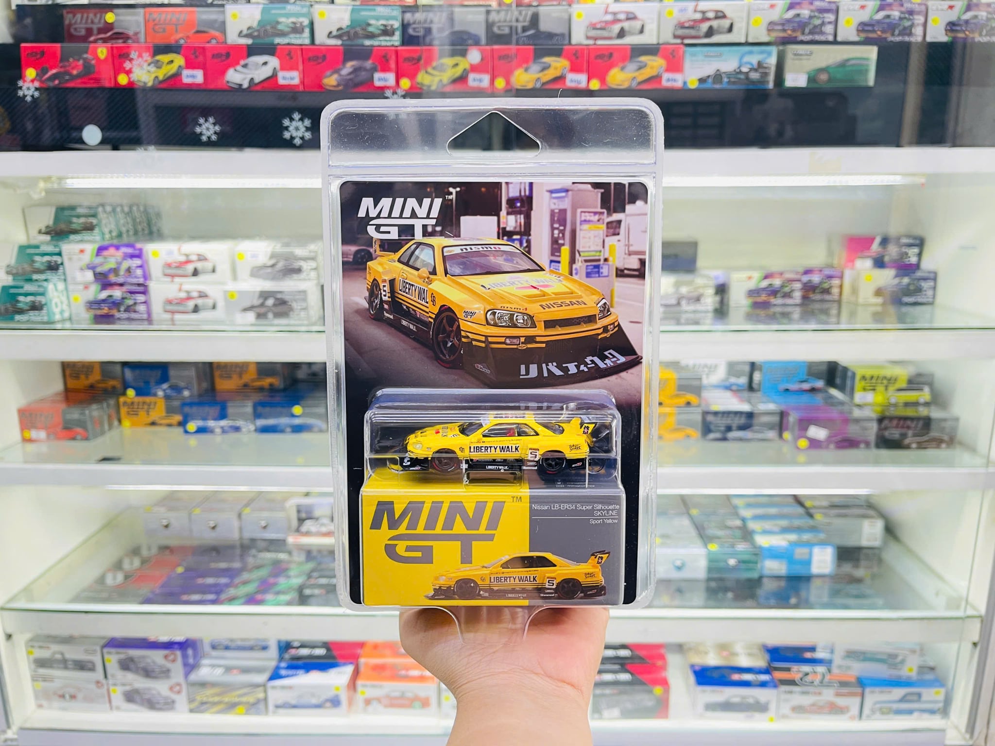  Mô hình xe Nissan LB-ER34 Super Silhouette SKYLINE Sport Yellow bản card tỉ lệ 1:64 MiniGT MGT01182 