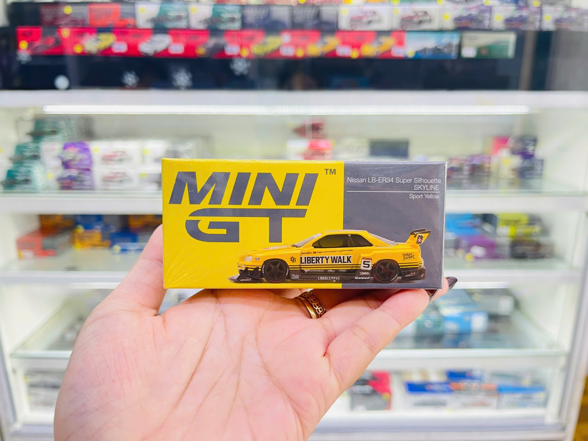  Mô hình xe Nissan LB-ER34 Super Silhouette SKYLINE Sport Yellow tỉ lệ 1:64 MiniGT MGT01182 