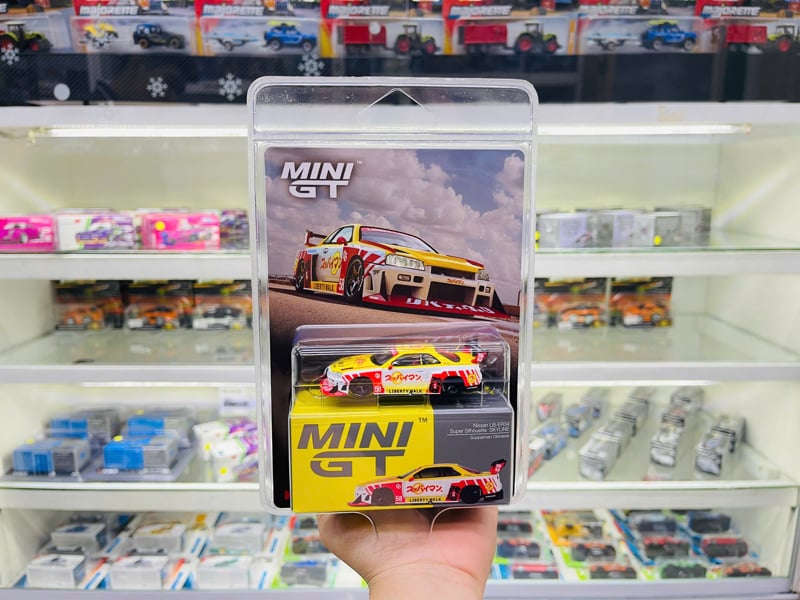  Mô hình xe Nissan LB-ER34 Super Silhouette SKYLINE Suppaiman Okinawa bản card tỉ lệ 1:64 MiniGT MGT01204 