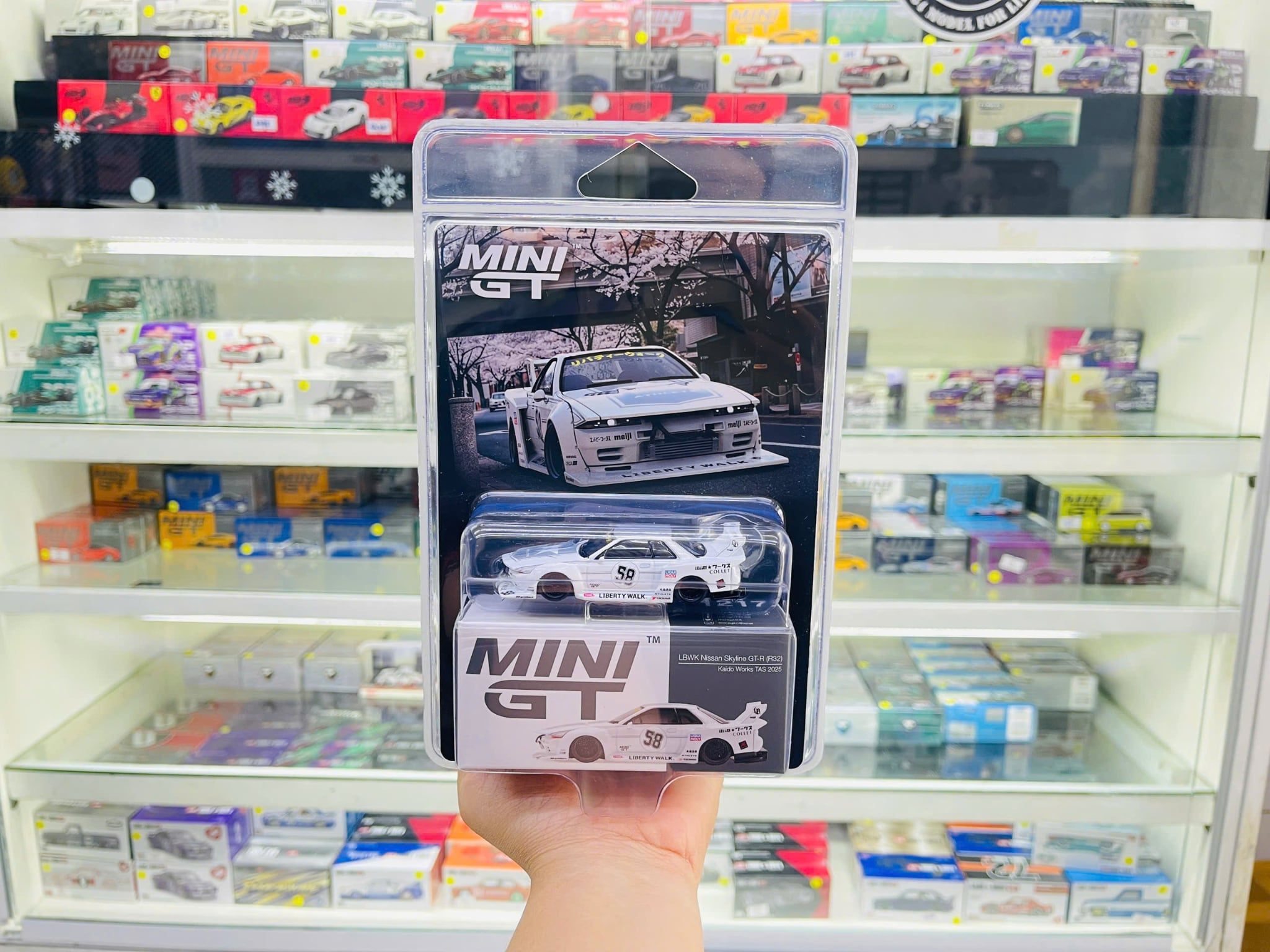  Mô hình xe Nissan GT-R32 Kaido Works TAS 2025 bản card tỉ lệ 1:64 MiniGT MGT01217 