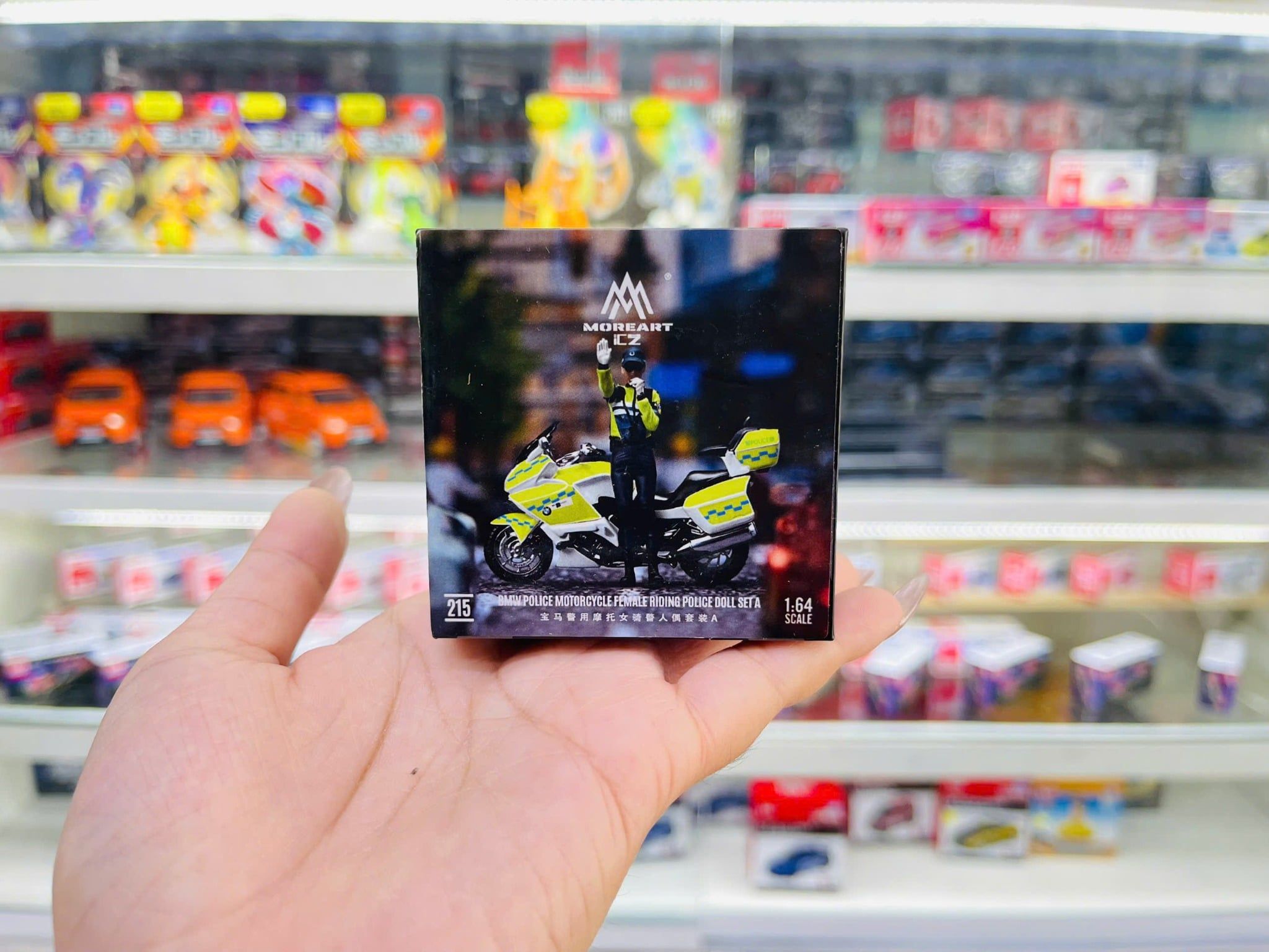  Mô hình xe mô tô và nhân vật police BMW resin tỉ lệ 1:64 MoreArt MO222215 