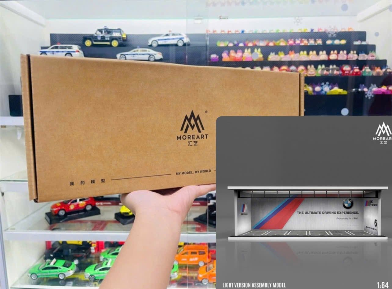  Hộp trưng bày mica mô phỏng Showroom BWM Perfomance 1 mặt mica kích thước 30x13.3x10cm tỉ lệ 1:64 MoreArt MO914030 