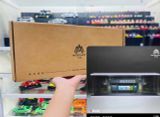  Hộp trưng bày mô phỏng trạm xe buýt Bus station tỉ lệ 1:64 MoreArt MO914414 