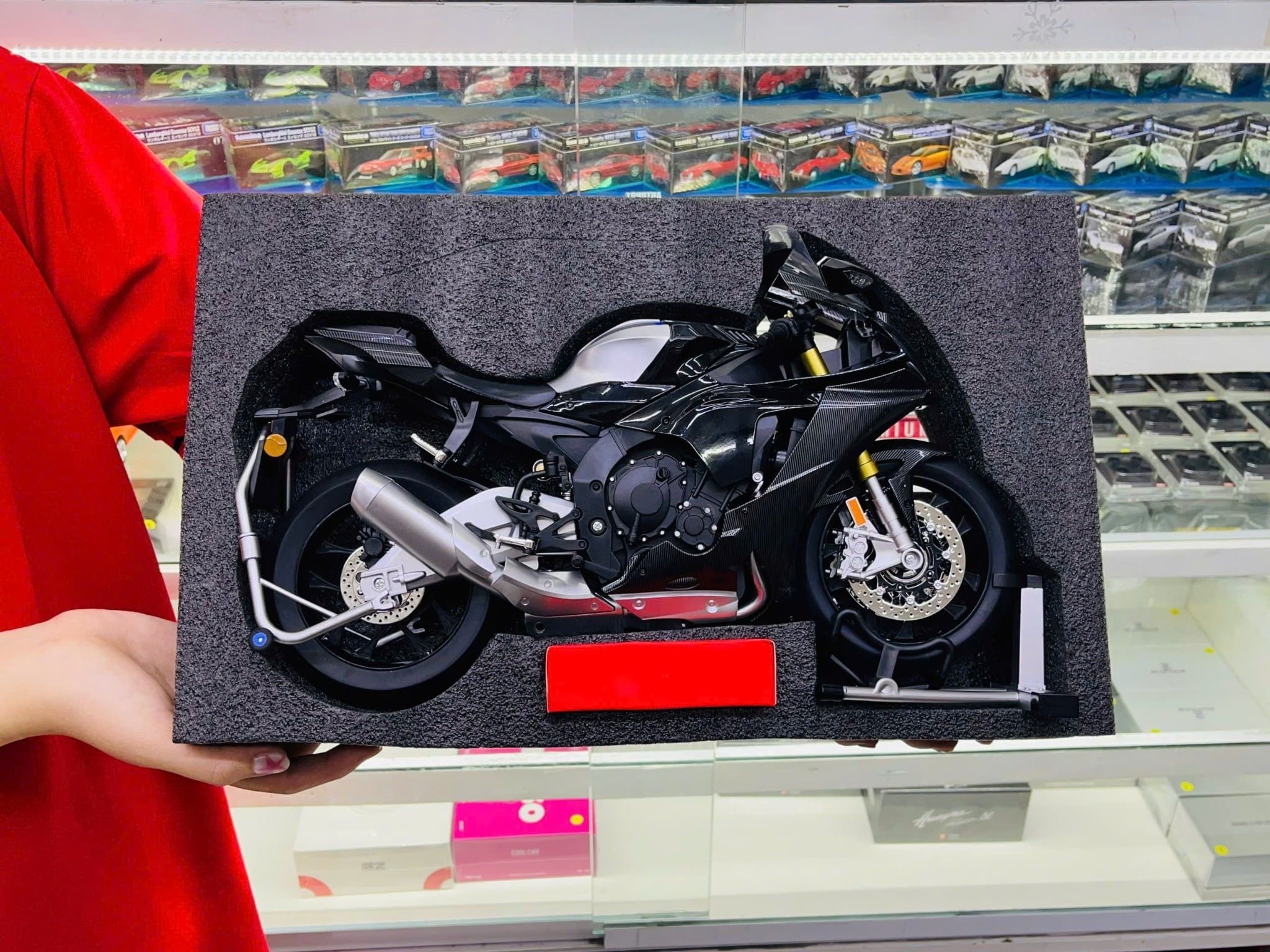  Mô hình xe Yamaha R1M có động cơ có phun khói tỉ lệ lớn 1:6 Huaxing M6-13B MT06001 