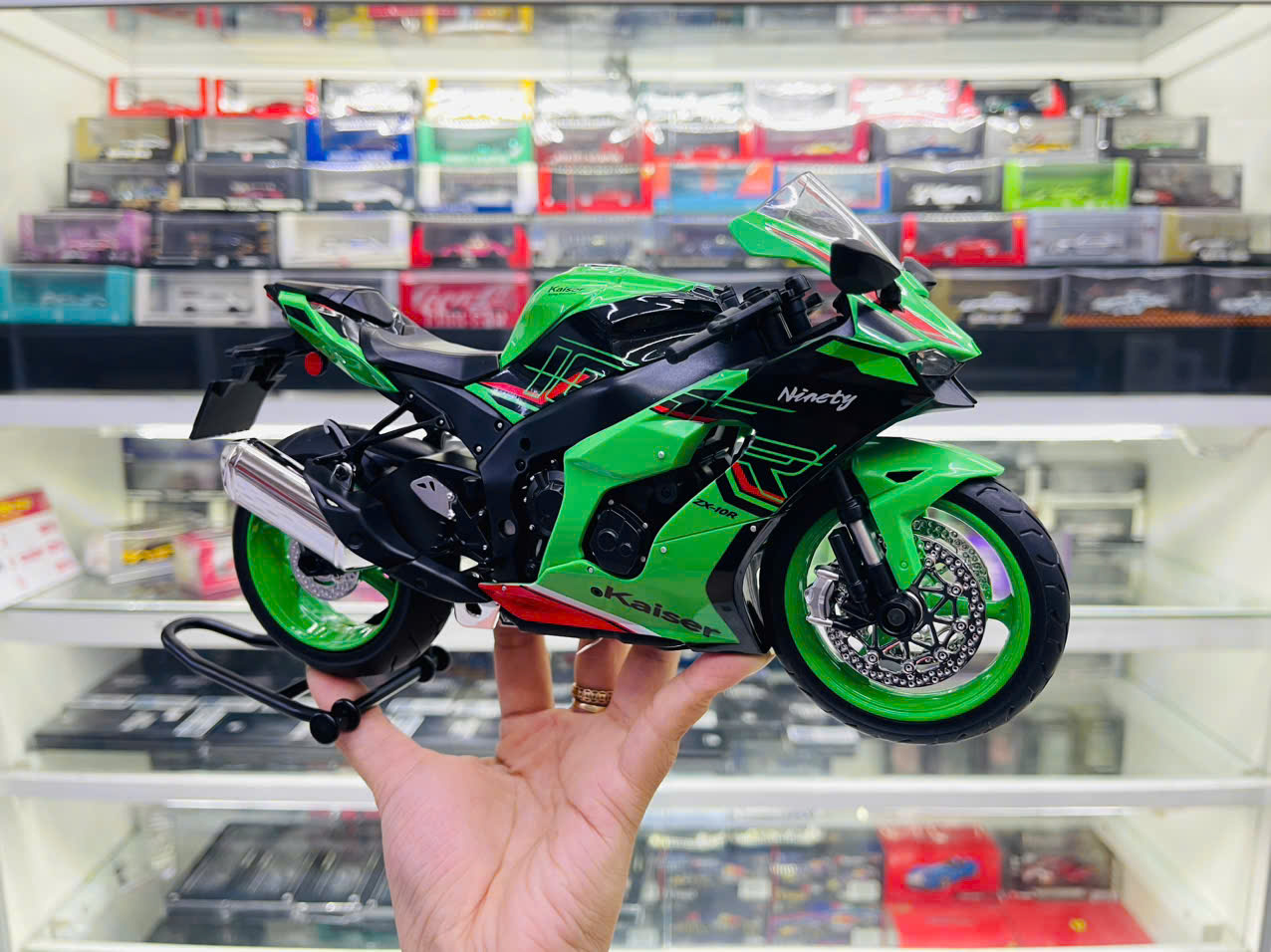 Mô hình xe Kawasaki Ninja ZX-1OR đi kèm ben nâng - có phuộc nhún trước và sau - có đèn và âm thanh tỉ lệ 1:9 Alloy model MT09011 