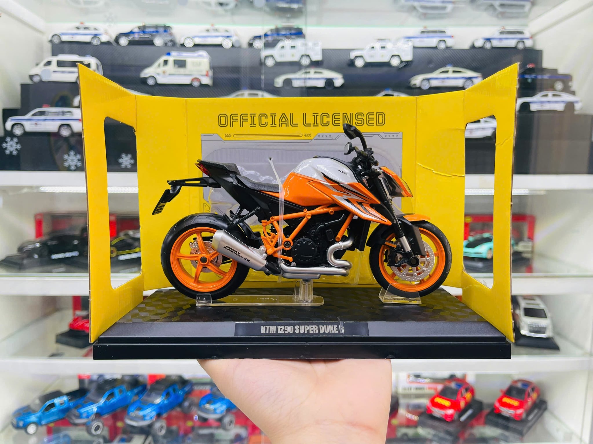  Mô hình xe KTM 1290 Super Duke R có đế tỉ lệ 1:12 CCA MT12006 
