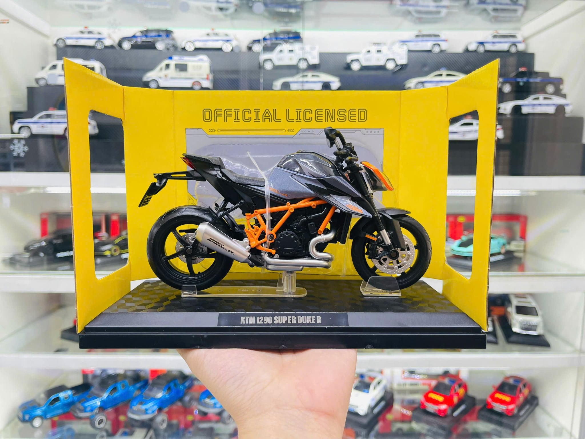  Mô hình xe KTM 1290 Super Duke R có đế tỉ lệ 1:12 CCA MT12006 