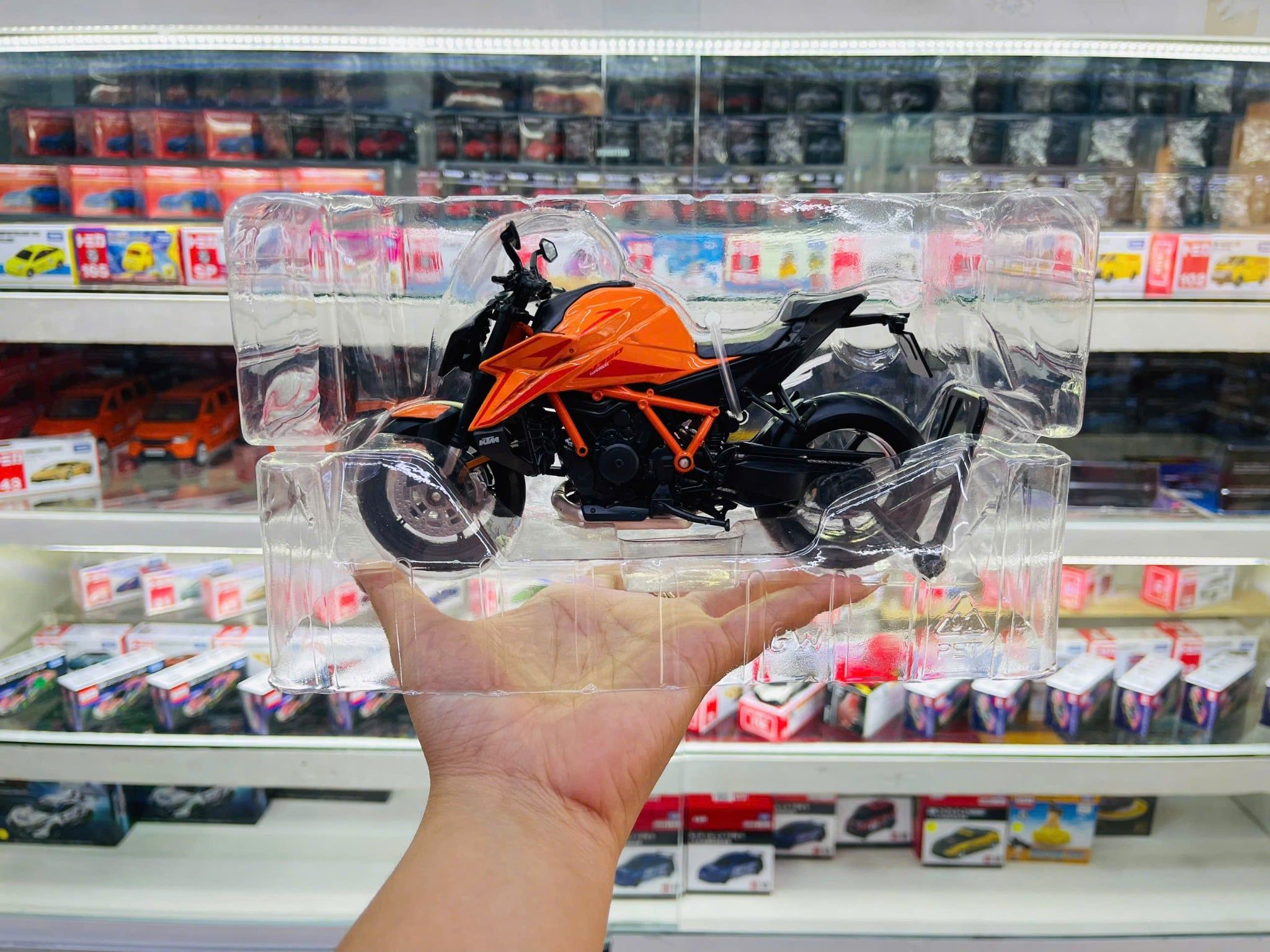  Mô hình xe mô tô KTM Duke 1390 Super Duke R 2024 tỉ lệ 1:12 Welly WL-62215GW MT12026 