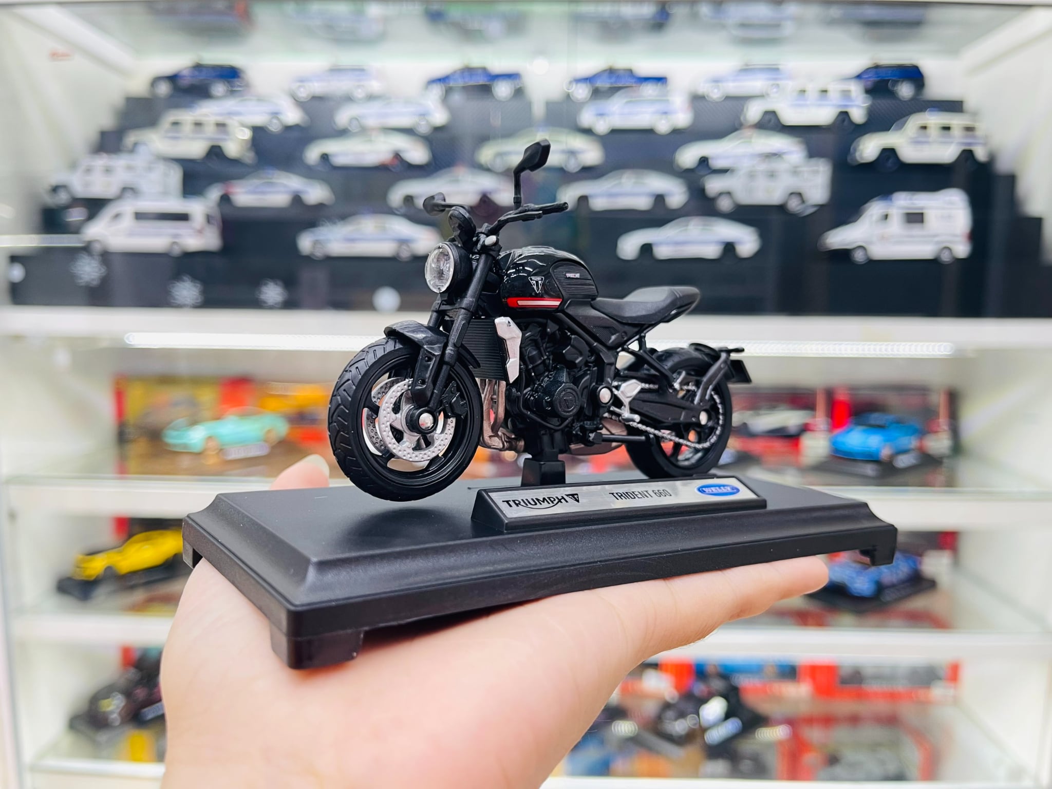  Mô hình xe Triumph Trident 660 1:18 Welly MT18001 