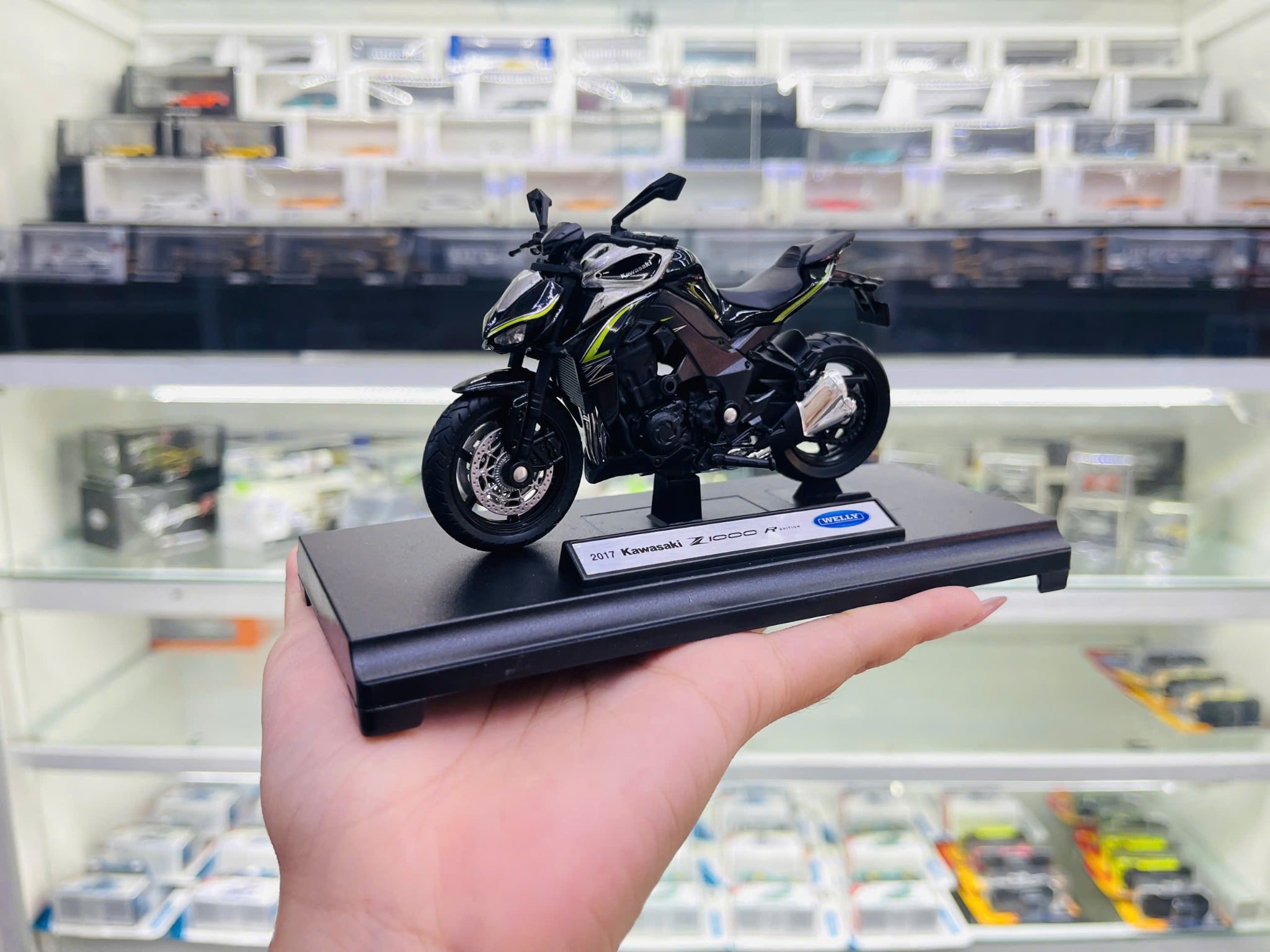  Mô hình xe mô tô Kawasaki Z1000R 2017 black tỉ lệ 1:18 Welly MT18057 