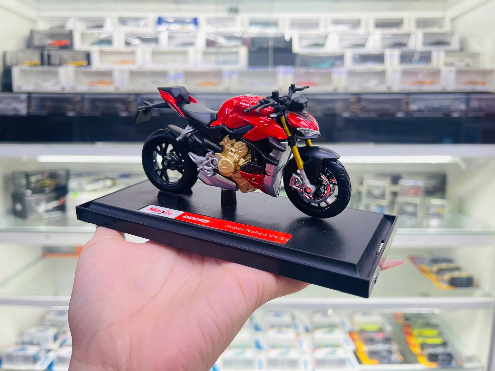  Mô hình xe mô tô Ducati Super Naked V4s tỉ lệ 1:18 Maisto MT18060 