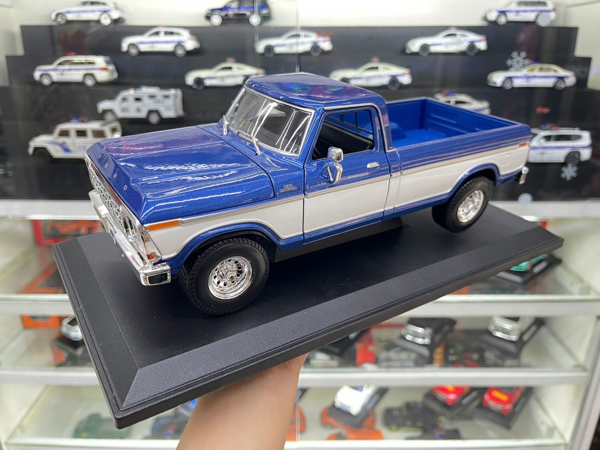  Mô hình xe 1979 Ford F-150 Pickup, Blue and White Stripe full open tỉ lệ 1:18 Maisto 31462 BU OT041 