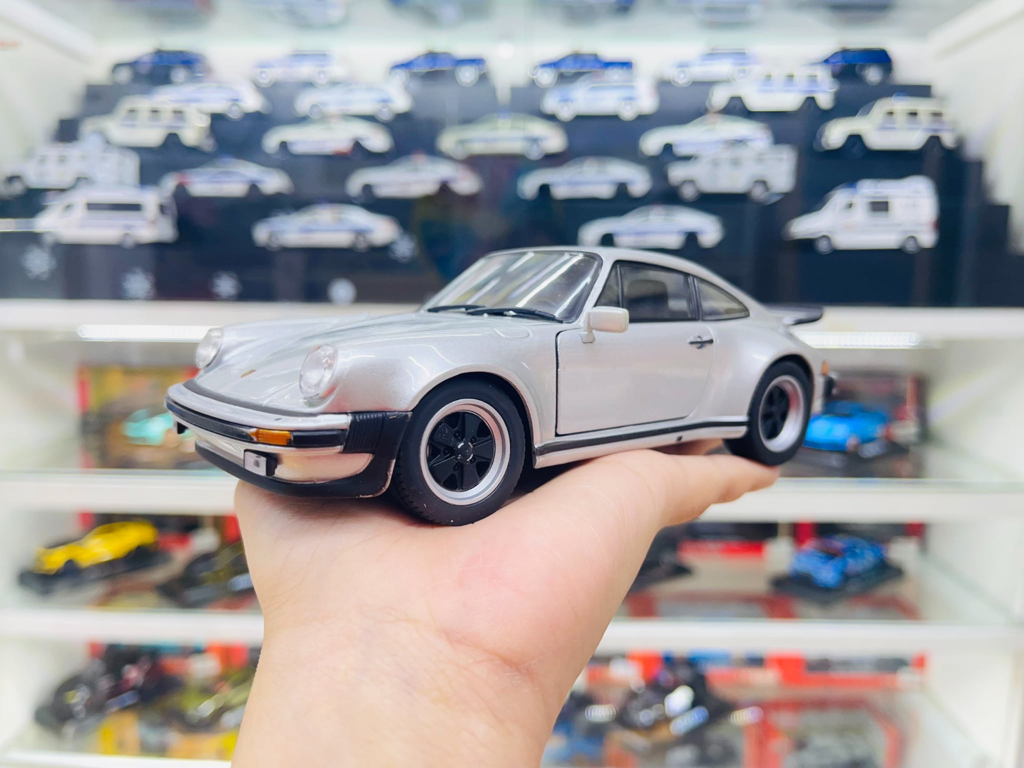  Mô hình xe Porsche 911 Turbo tỉ lệ 1:24 Welly OT043 