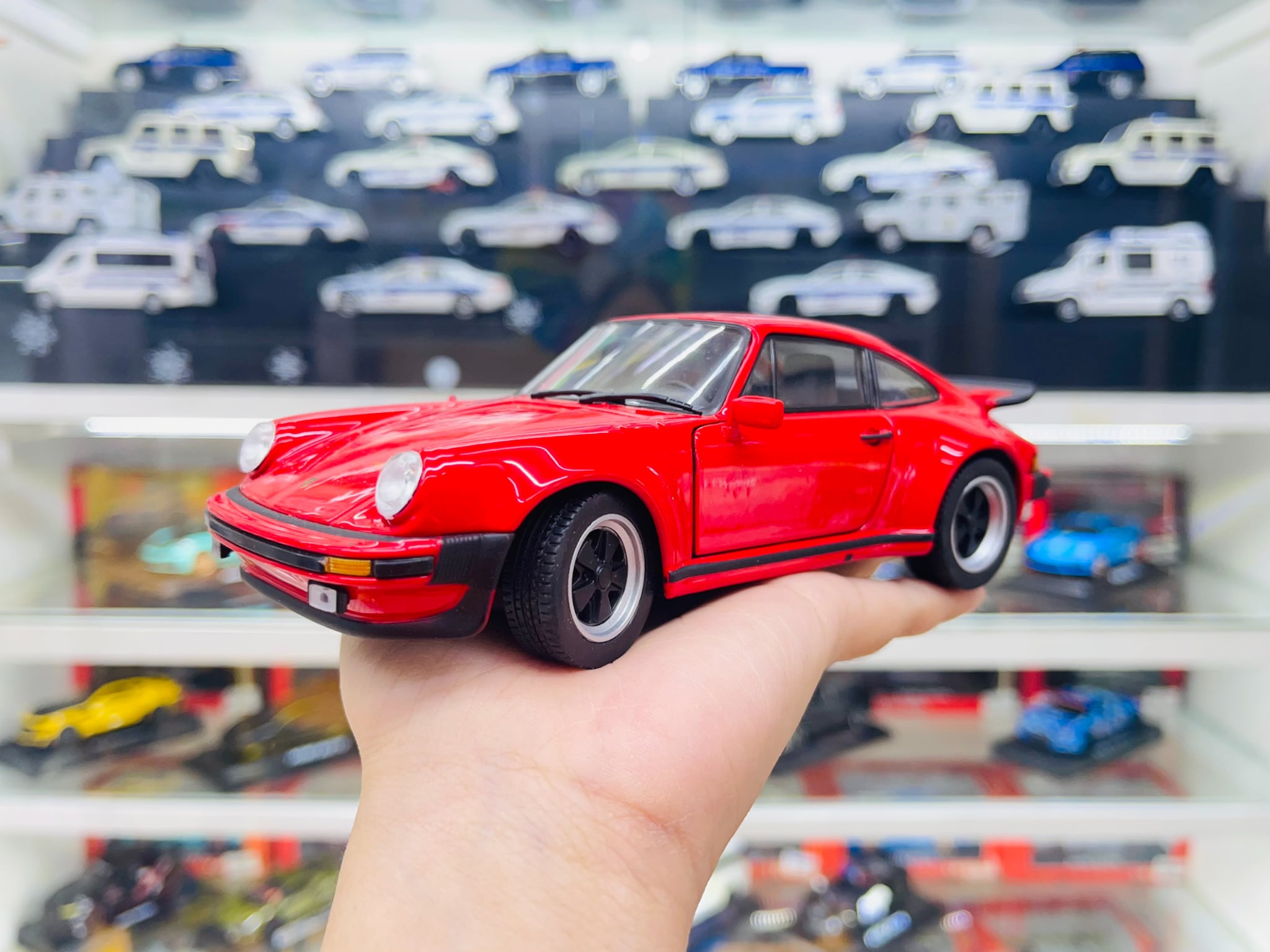  Mô hình xe Porsche 911 Turbo tỉ lệ 1:24 Welly OT043 