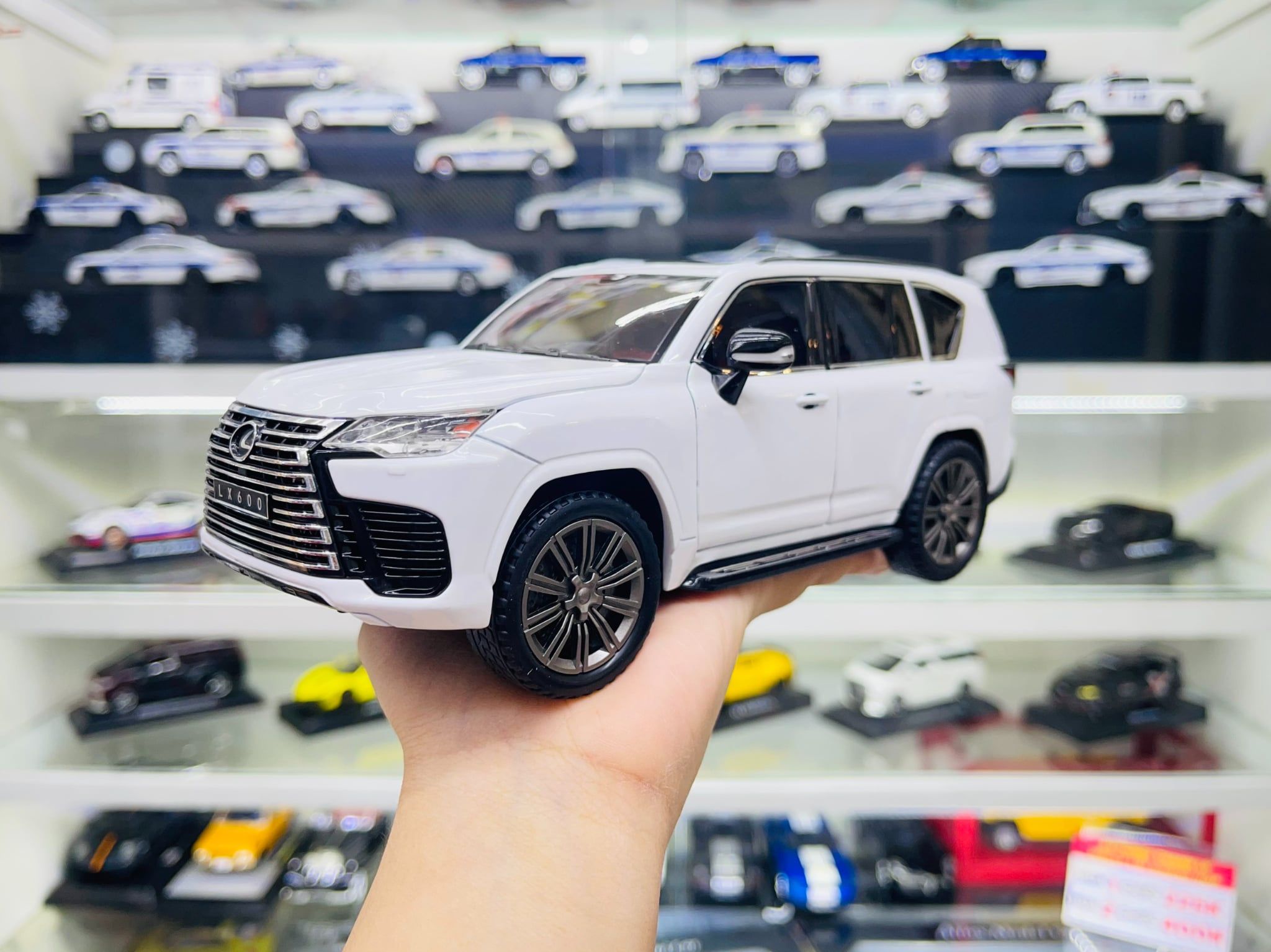  Xe ô tô mô hình bằng hợp kim và nhựa LX600 Tỉ lệ 1:24 Chimei model OT126 