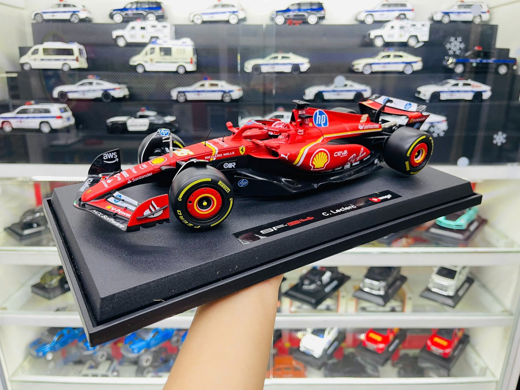  Mô hình xe đua F1 Ferrari Formular SF-24 có đế + figure tỉ lệ 1:18 Bburago 18-16815 OT18003 