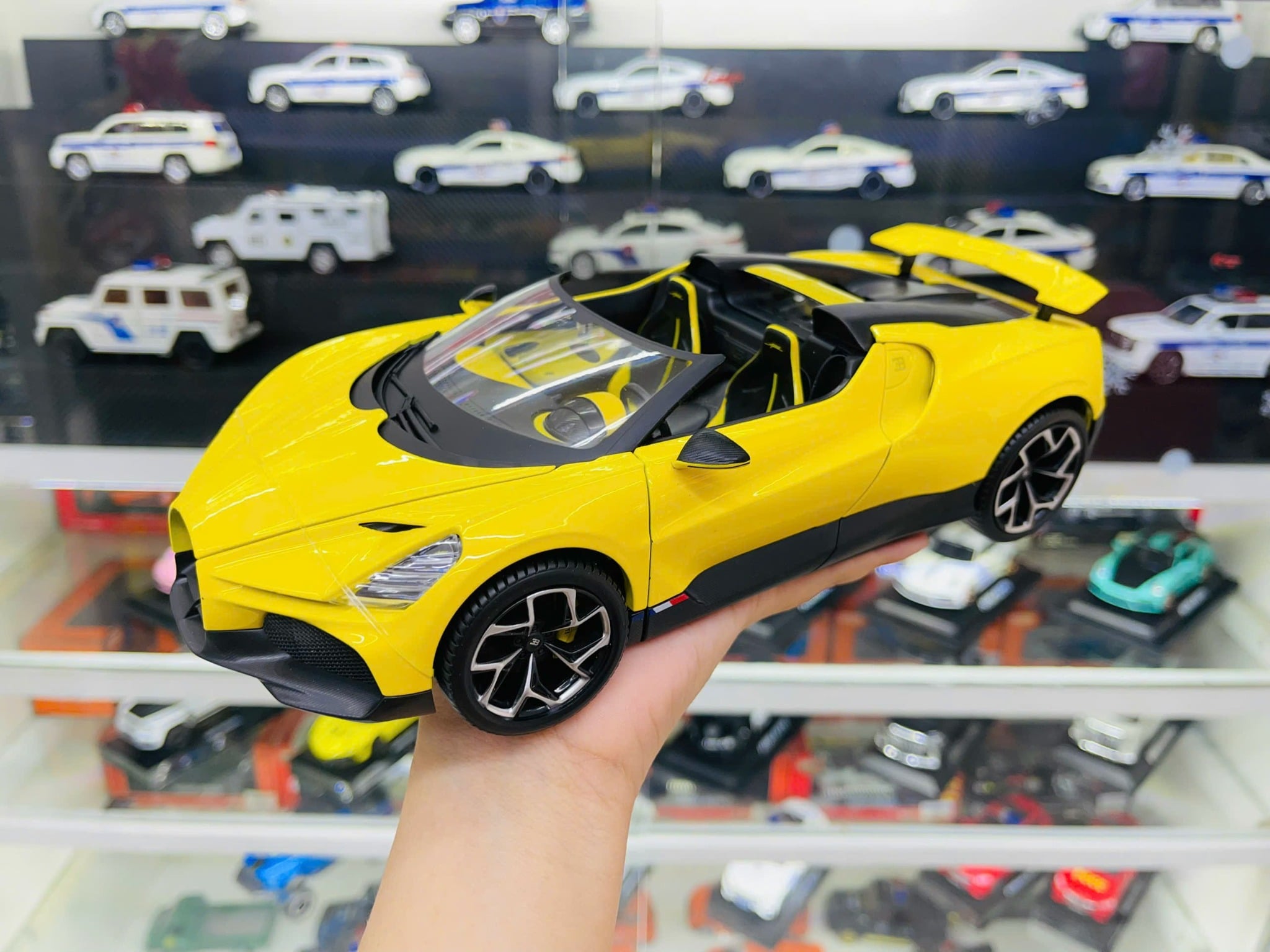  Mô hình xe Bugatti Mistral Yellow open top full open - đánh lái được tỉ lệ 1:18 Bburago18-11051 OT18008 