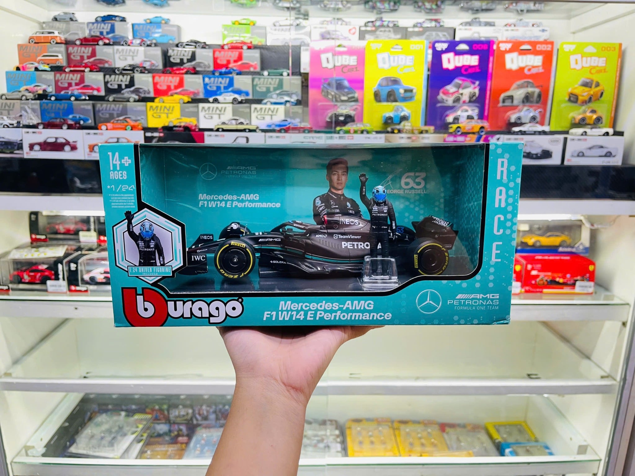  Mô hình xe đua F1 Formula Mercedes Benz Petronas 2023 W14 có figure rời tỉ lệ 1:24 Bburago 18-28037 OT24059 