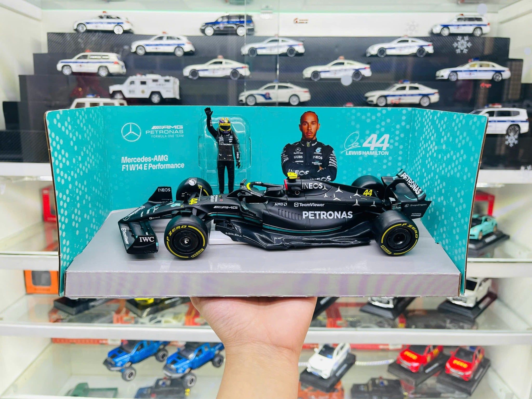  Mô hình xe đua F1 Formula Mercedes Benz Petronas 2023 W14 có figure rời tỉ lệ 1:24 Bburago 18-28037 OT24059 