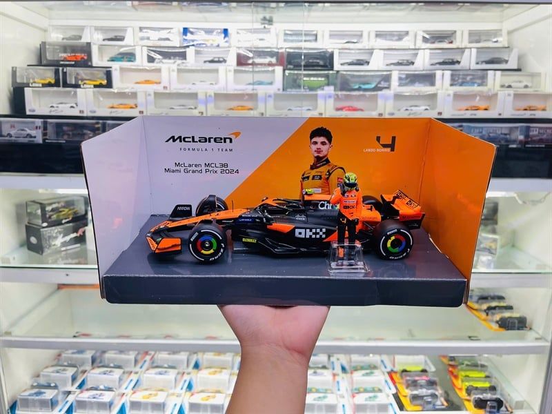  Mô hình xe đua F1 MCL38 Team Mc Laren N 4 Season 2024 có figure rời tỉ lệ 1:24 Bburago 18-28040 OT24091 