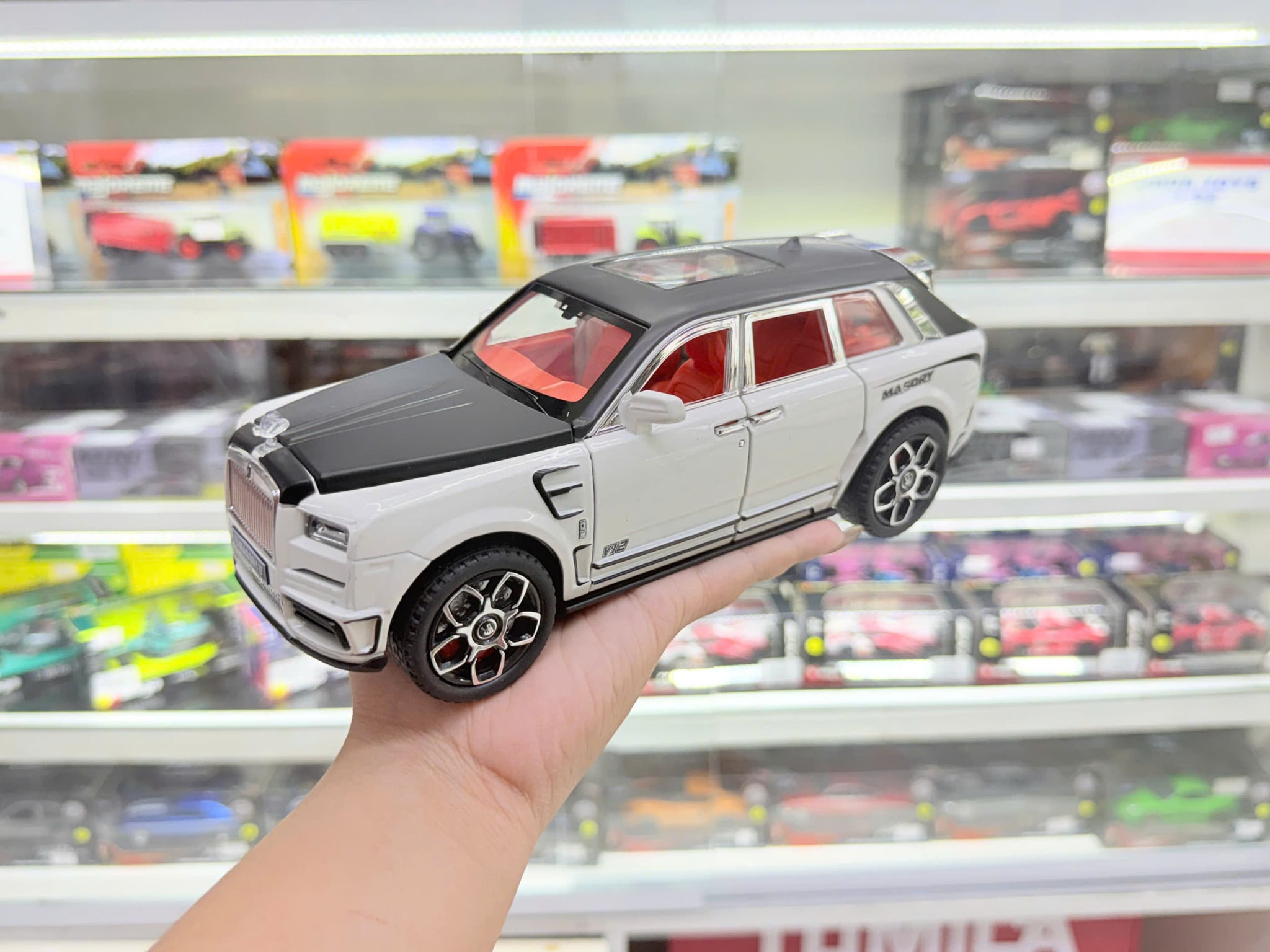 Xe ô tô mô hình bằng hợp kim và nhựa RR Cullinan Mansory full kính đánh lái được tỉ lệ 1:24 Alloy Model OT24159 