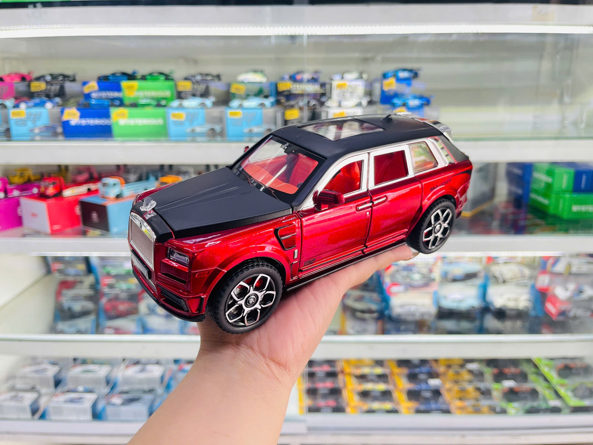  Xe ô tô mô hình bằng hợp kim và nhựa RR Cullinan Mansory full kính đánh lái được tỉ lệ 1:24 Alloy Model OT24159 