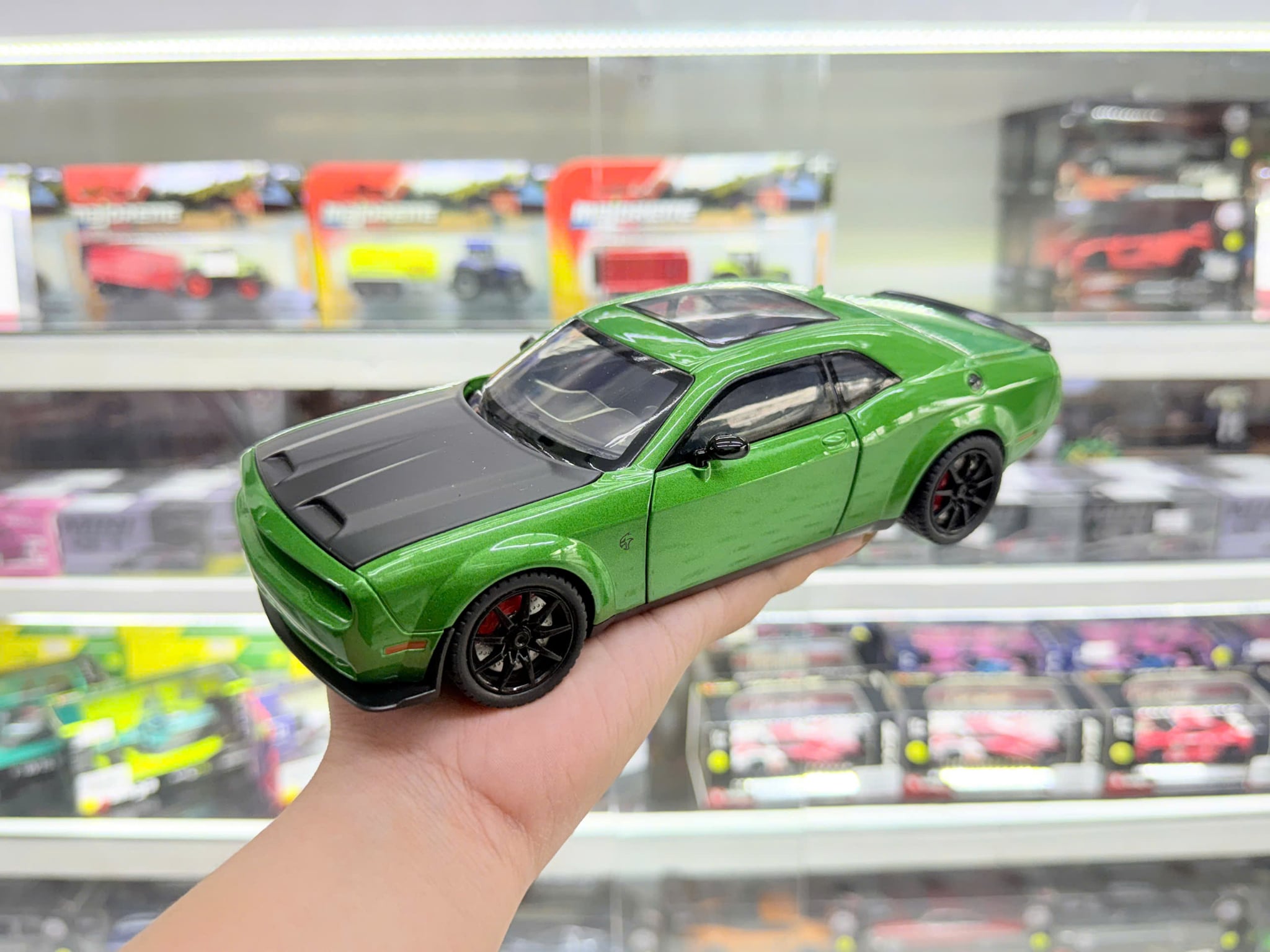  Xe ô tô mô hình bằng hợp kim và nhựa Dodge Challenger SRT Hellcat Phun Khói đánh lái được tỉ lệ 1:24 Alloy model C2465 OT24163 
