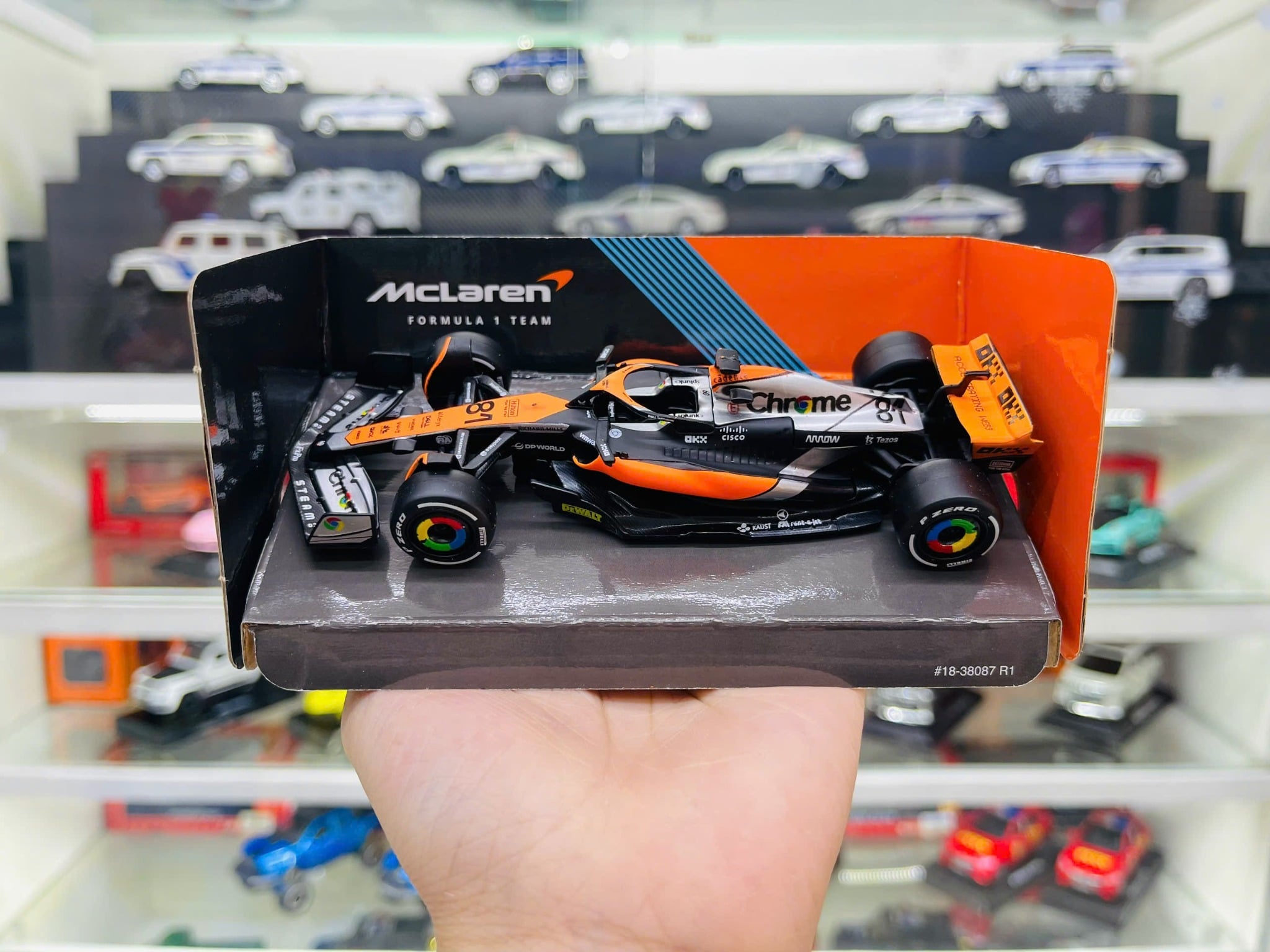  Mô hình xe đua F1 McLaren MCL60 S23 #81 - #4 tỉ lệ 1:43 Bburago OT317 18-38187 