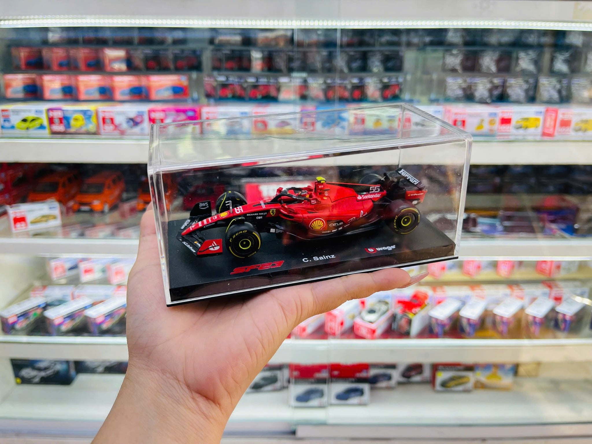  Mô hình xe đua F1 Formula Ferrari SF23 2023 hộp mica có figure tỉ lệ 1:43 Bburago OT323 