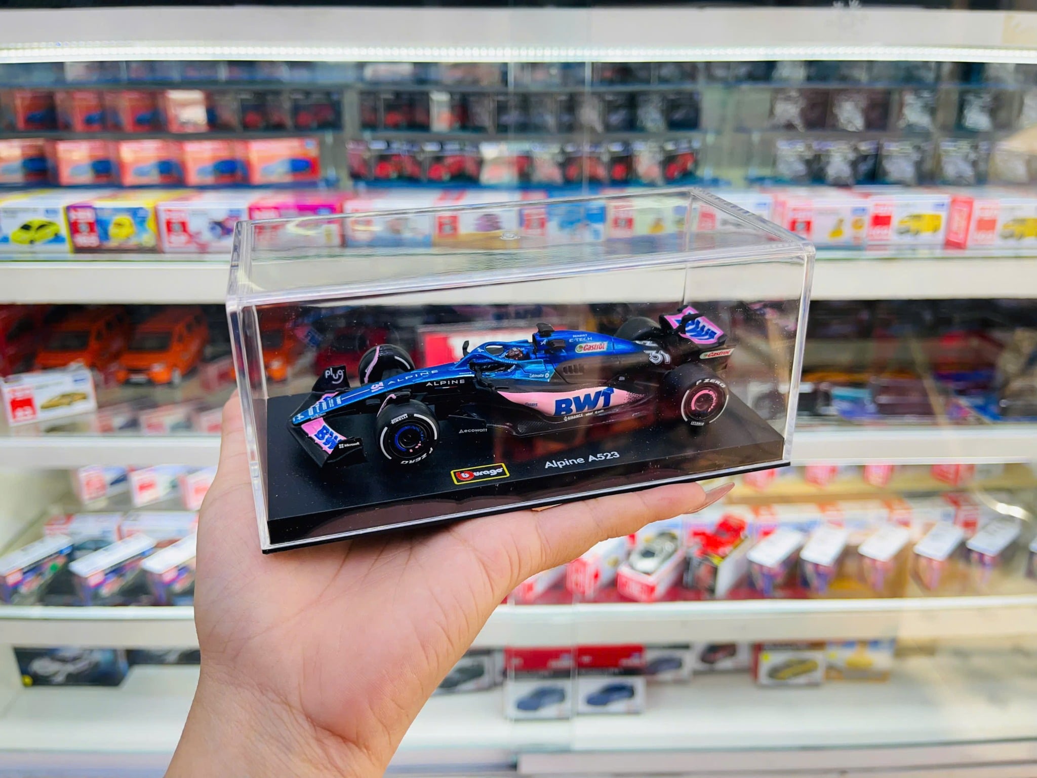  Mô hình xe đua F1 Formula BWT Alpine 2023 hộp mica có figure tỉ lệ 1:43 Bburago OT325 