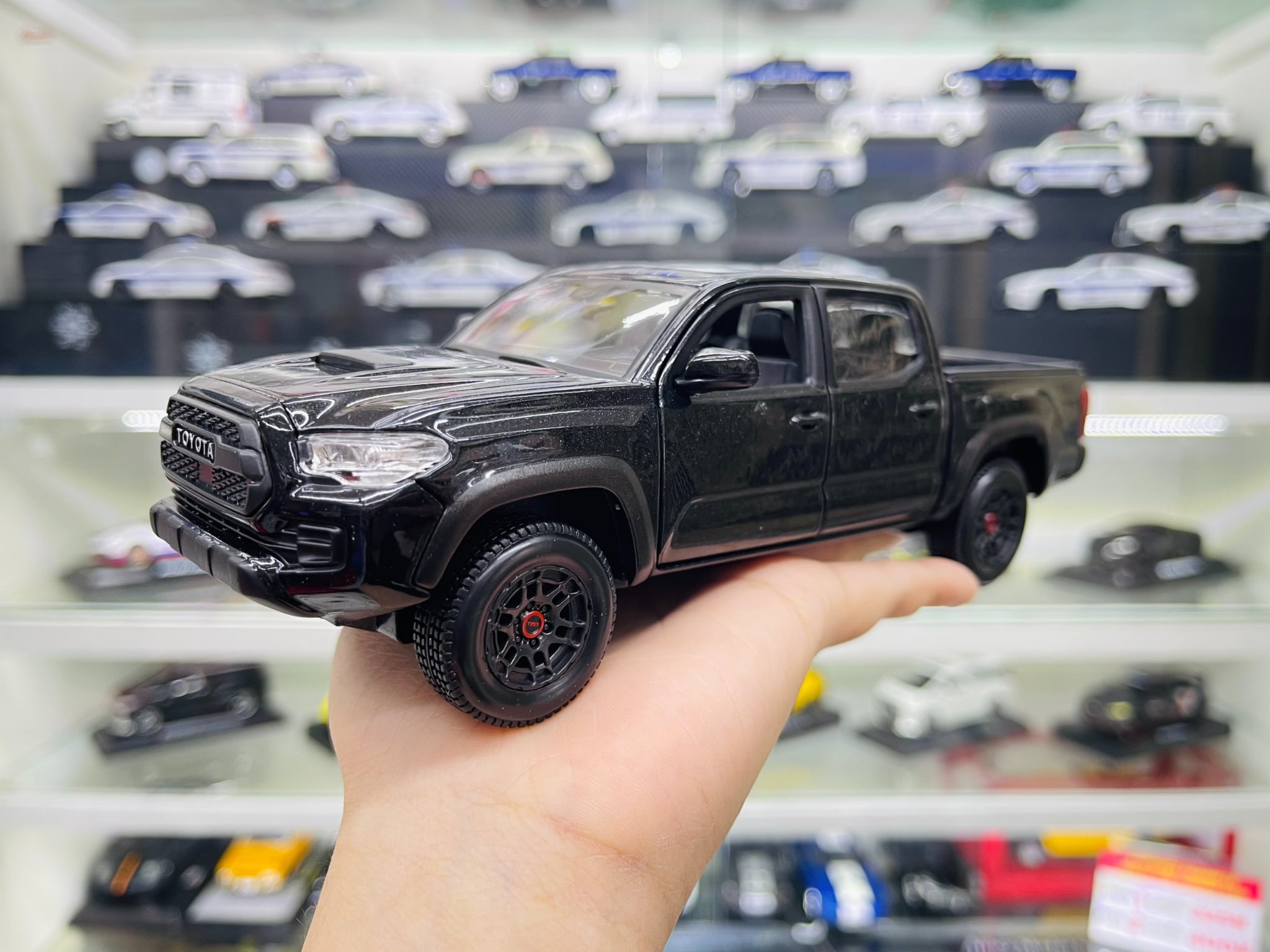  Mô hình xe Toyota Tacoma TRD Pro 2023 tỉ lệ 1:27 Maisto 32910 OT343 