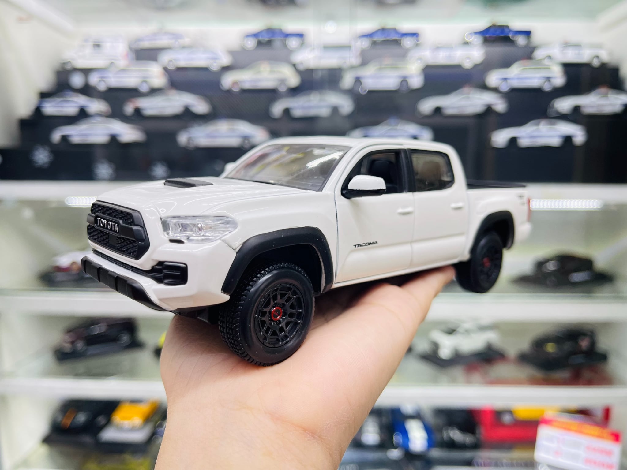  Mô hình xe Toyota Tacoma TRD Pro 2023 tỉ lệ 1:27 Maisto 32910 OT343 