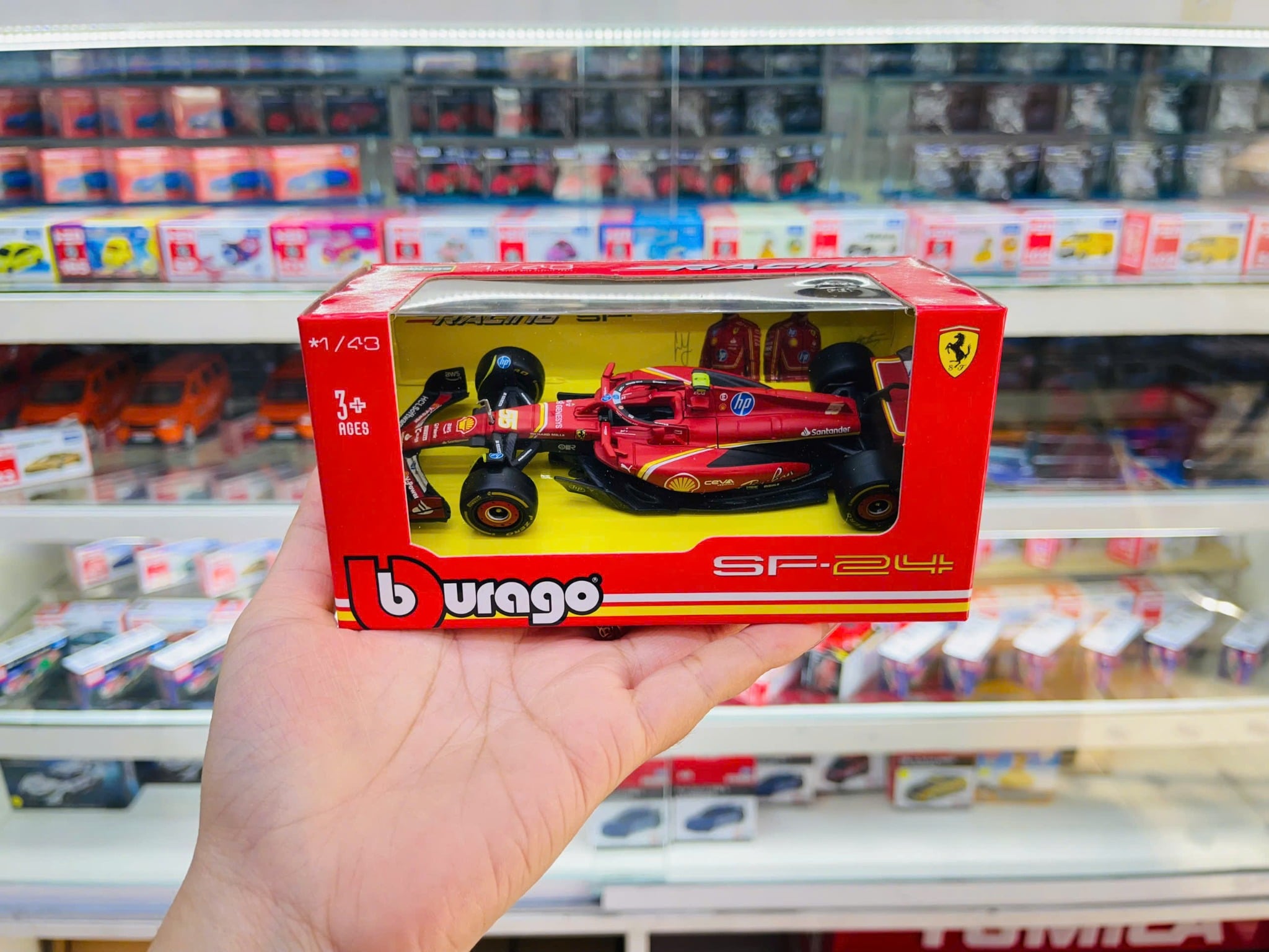  Mô hình xe đua F1 Ferrari Forrmlar SF24 tỉ lệ 1:43 Bburago OT43015 