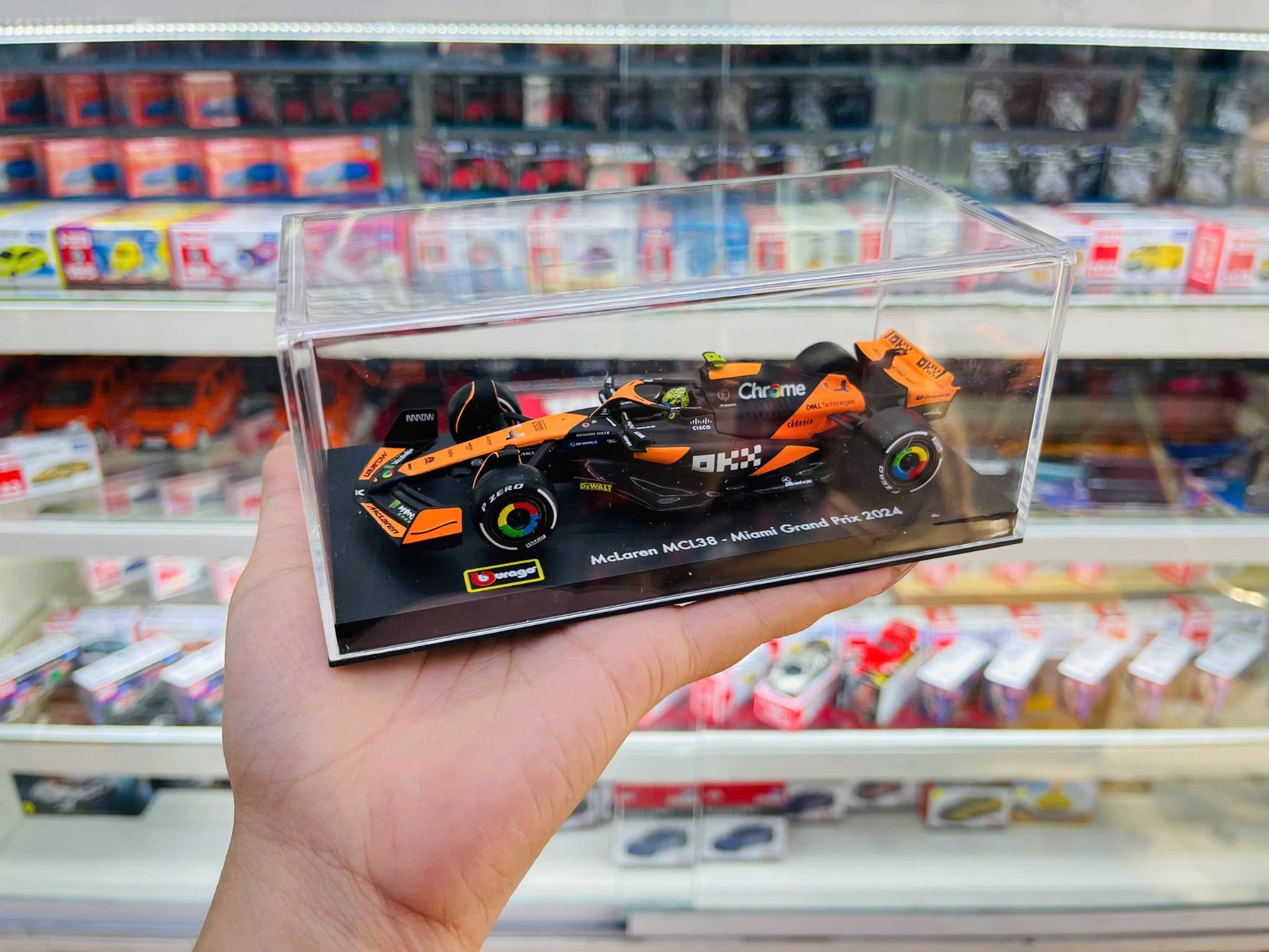  Mô hình xe đua F1 Formula 1 McLaren F1 MCL38 2024 hộp mica tỉ lệ 1:43 Bburago OT43029 