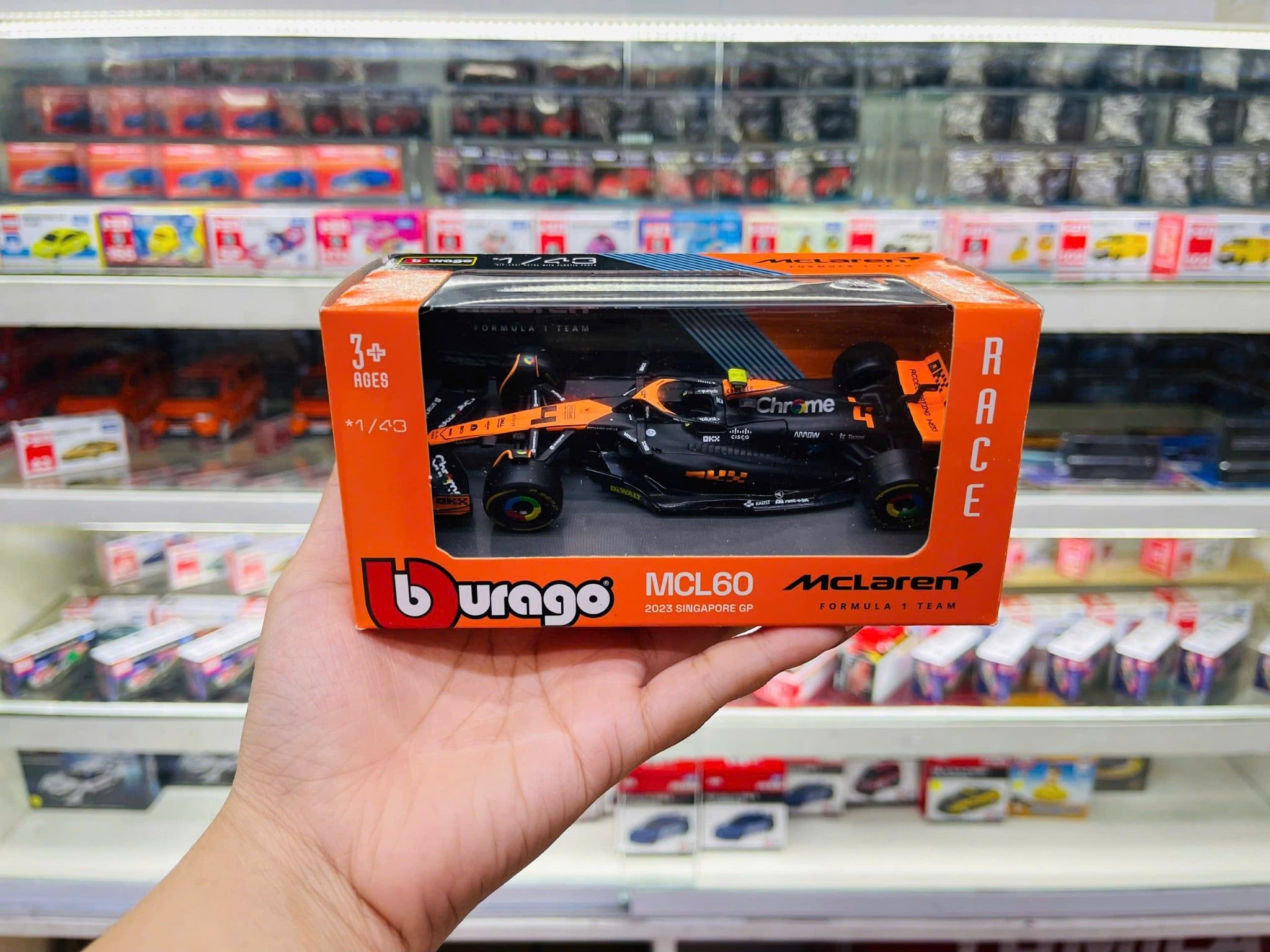  Mô hình xe đua F1 McLaren MCL60 S23 Singapore tỉ lệ 1:43 Bburago OT317 