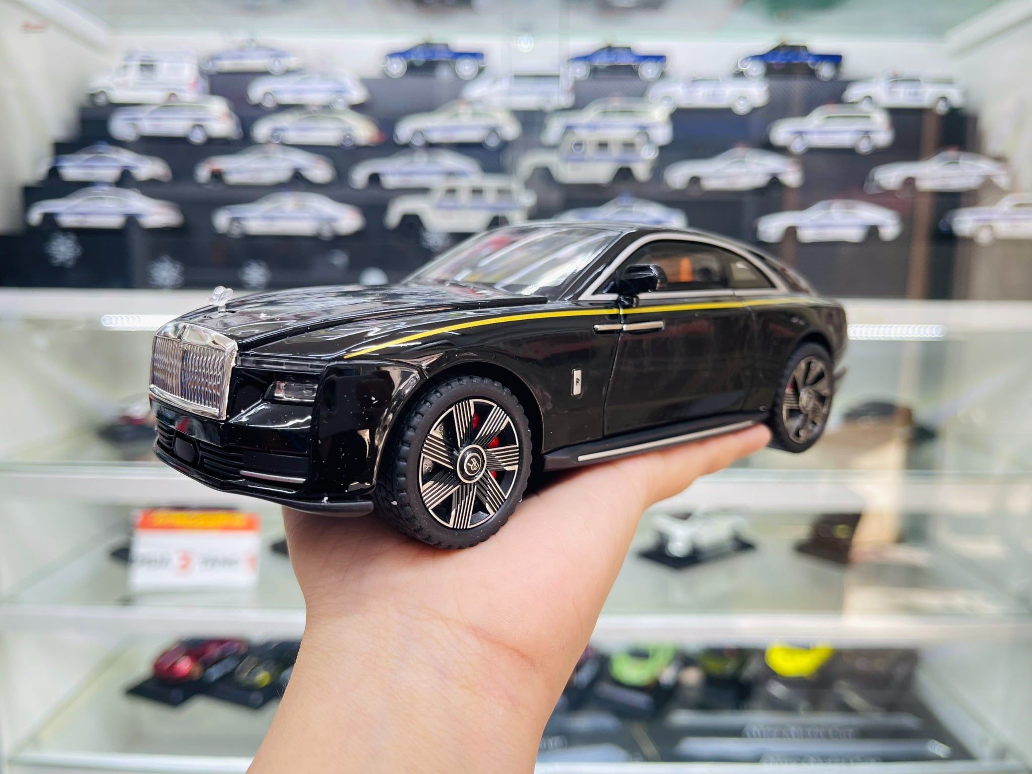  Mô hình xe Rolls Royce Spectre full open - có đèn - âm thanh tỉ lệ 1:24 Chezhi OT533 