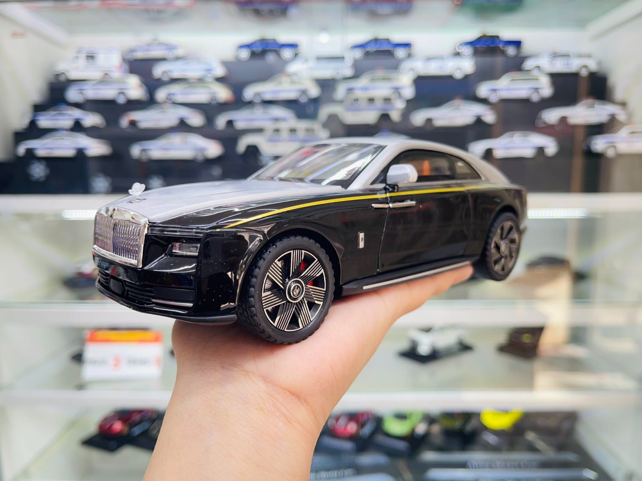  Mô hình xe Rolls Royce Spectre full open - có đèn - âm thanh tỉ lệ 1:24 Chezhi OT533 