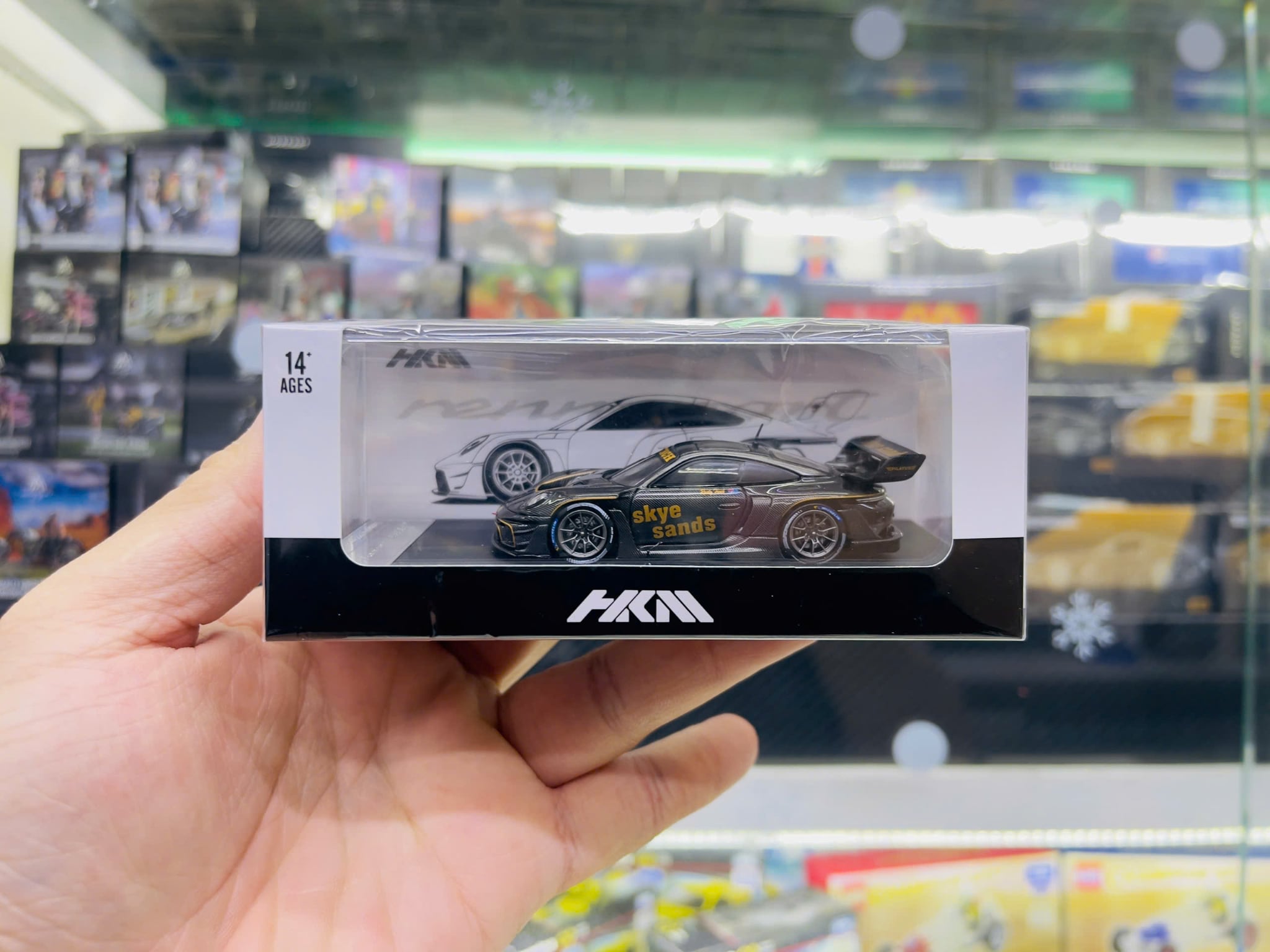  Mô hình xe Porsche 911 (992) GT3 R Rennsport with Brumos Wing tỉ lệ 1:64 HKM OT64451 