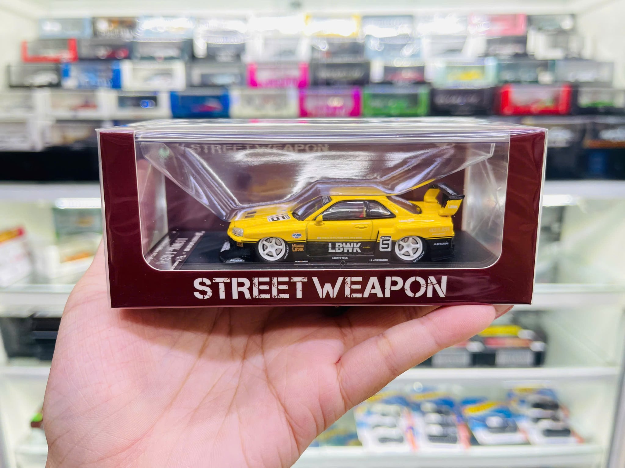  Mô hình xe NISSAN GT-R ER34 #5 LBWK Yellow tỉ lệ 1:64 Street Weapon OT64479 