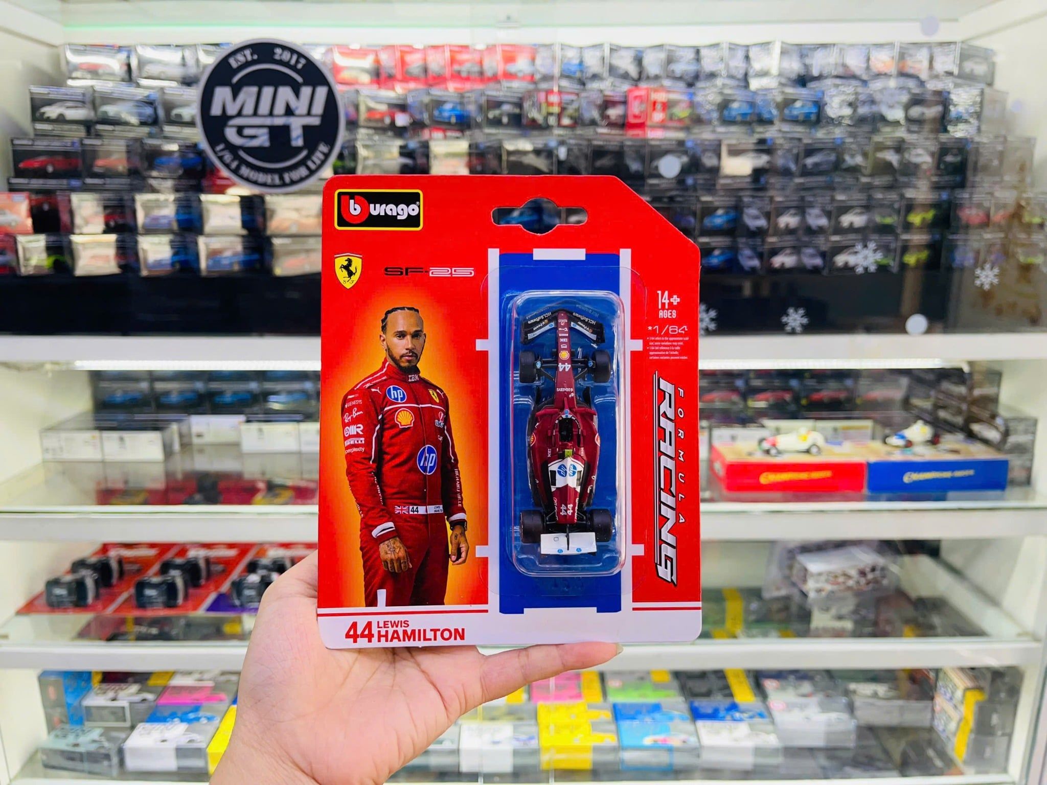  Mô hình xe đua F1 2025 Scuderia Ferrari HP SF-25 tỉ lệ 1:64 Bburago bản card 18-56801 OT64672 