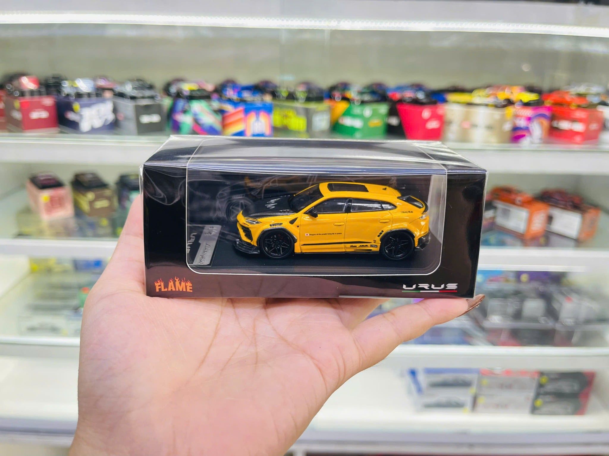  Mô hình xe Lamborghini Urus Diecast Model tỉ lệ 1:64 Flame Model OT64730 