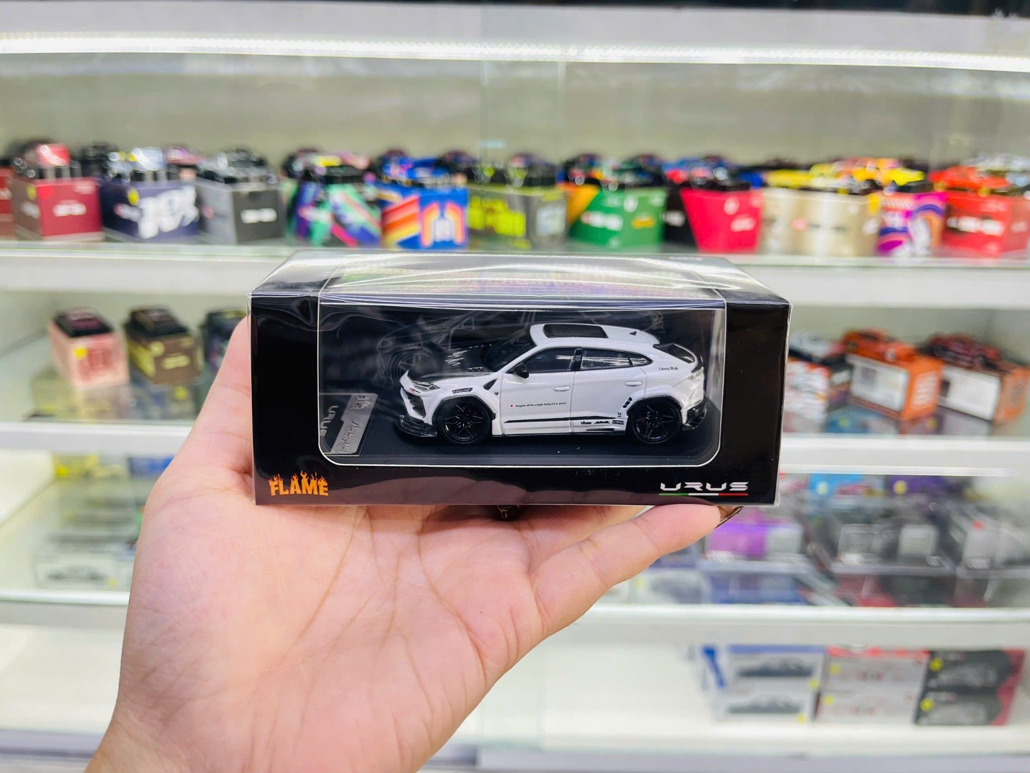  Mô hình xe Lamborghini Urus Diecast Model tỉ lệ 1:64 Flame Model OT64730 