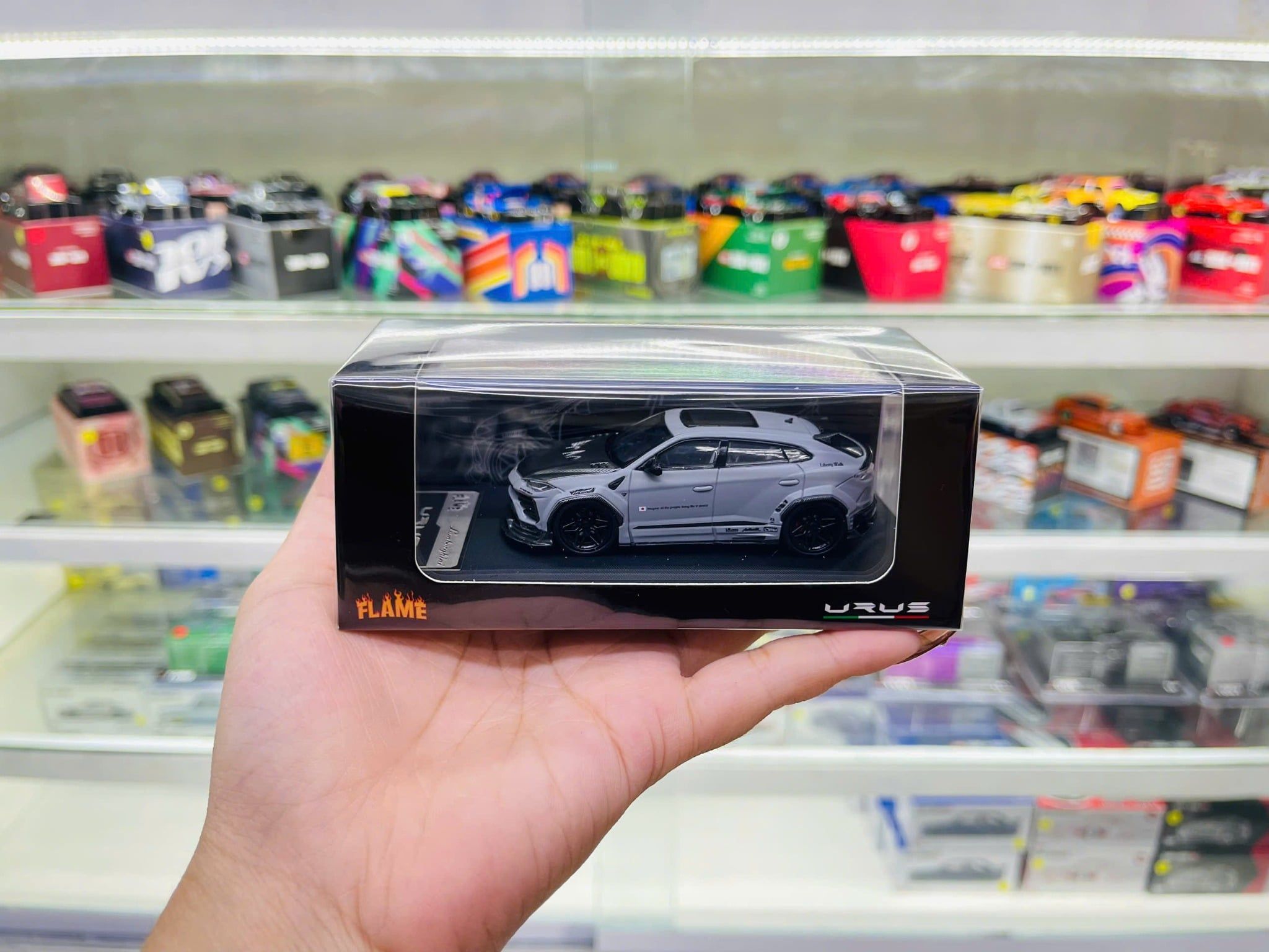  Mô hình xe Lamborghini Urus Diecast Model tỉ lệ 1:64 Flame Model OT64730 